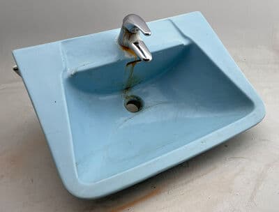 Blå vask med armatur