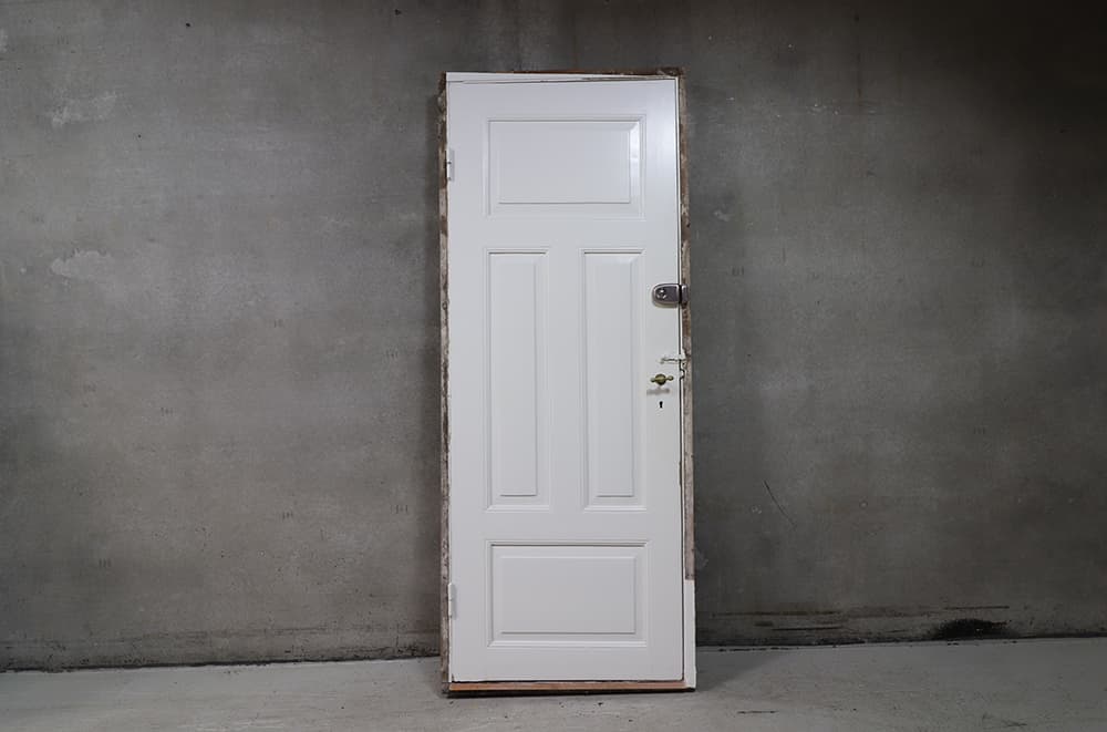 Fyldningsdør med karm og messinggreb