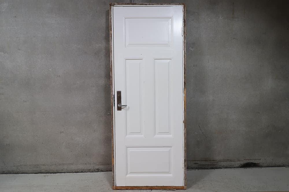 Fyldningsdør med karm og cylinderlås