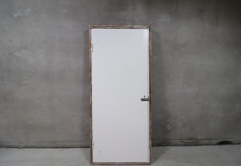 Plankedør med karm og gamle beslag