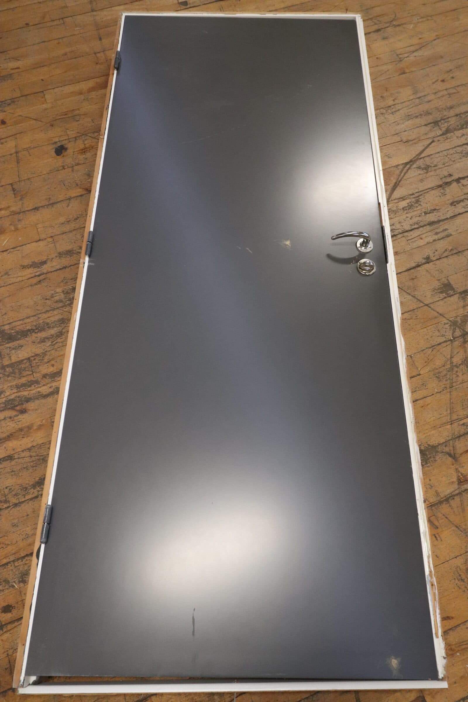 Massiv Dør indv. 87,5x208cm Pris kr. 500,-