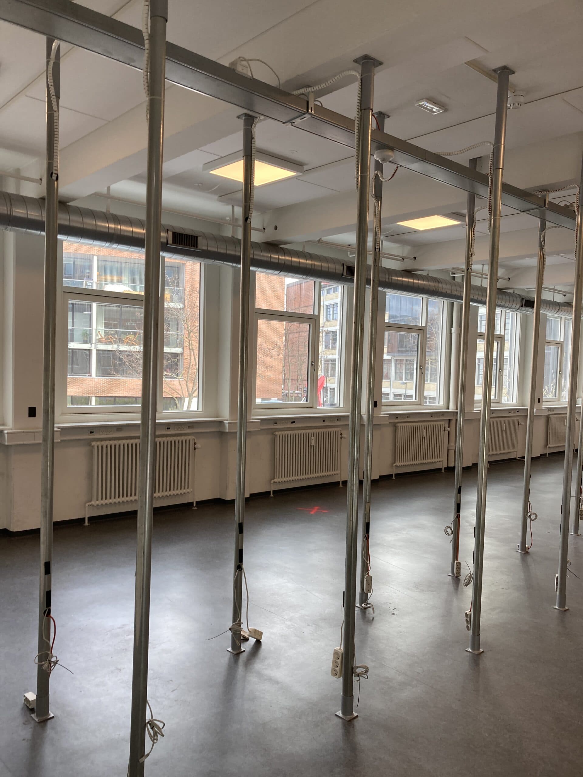 Ledningsskjuler med fod og topstykke, 3 m. Ø 5 cm. Pris kr. 50,- - 1