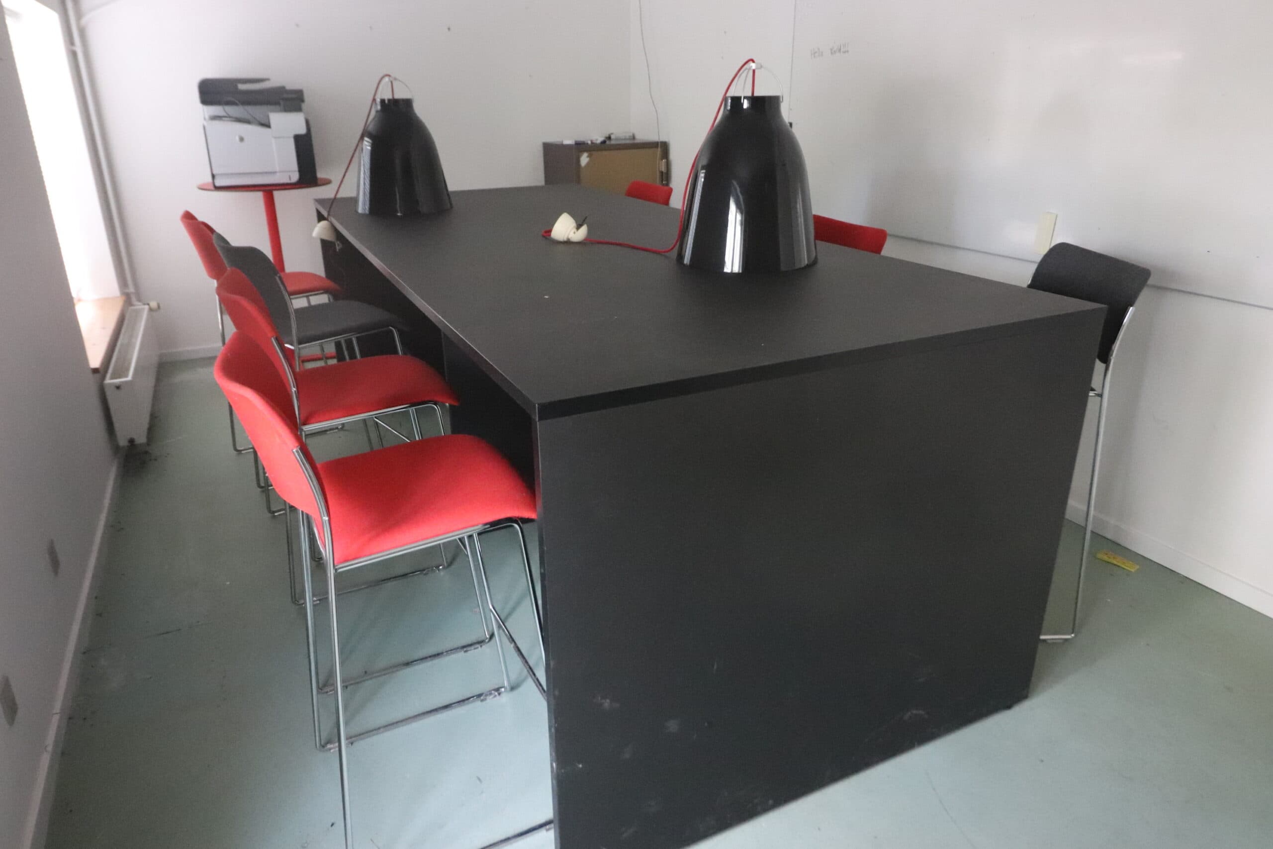 Brugt konferencebord med 4 stole - 1