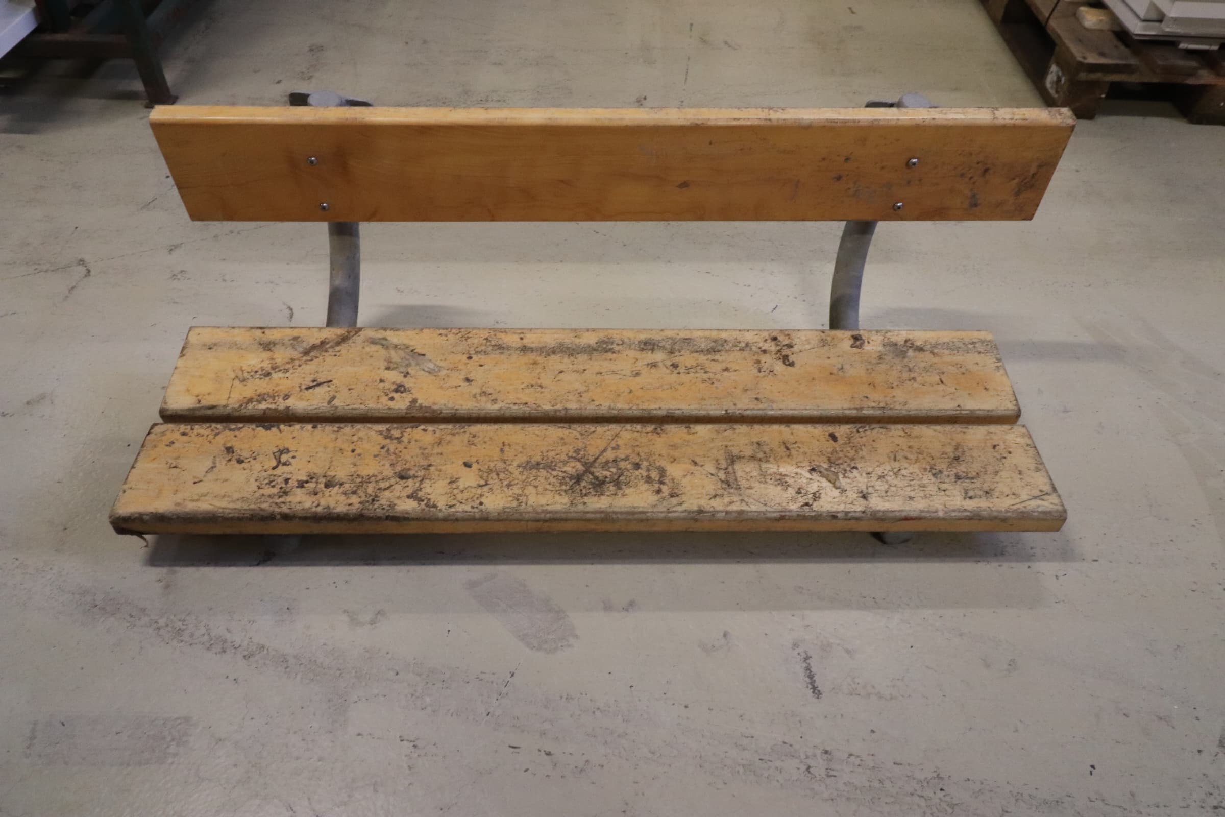 Væghængt omklædningsbænk lakeret træ pris pr stk. - 1