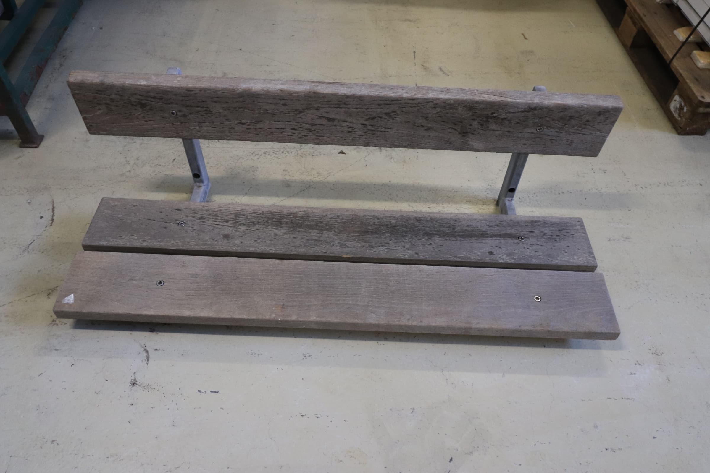 Væghængt omklædningsbænk hårdt træ pris pr stk. - 1