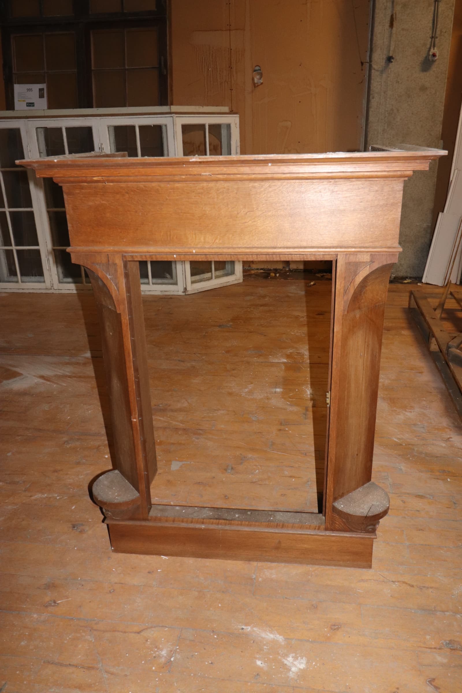 Taler pult i mørk bejdset Egetræ. - 1