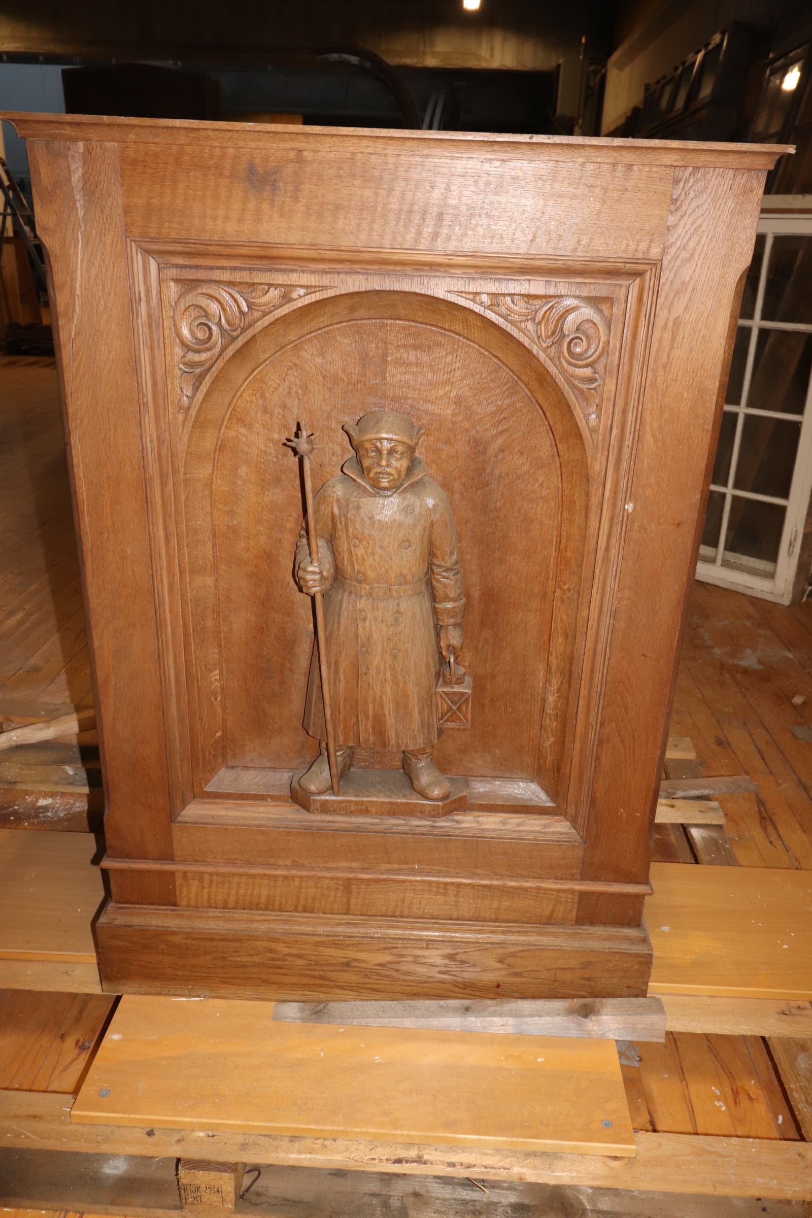 Taler pult i mørk bejdset Egetræ m/vægter figur. - 1