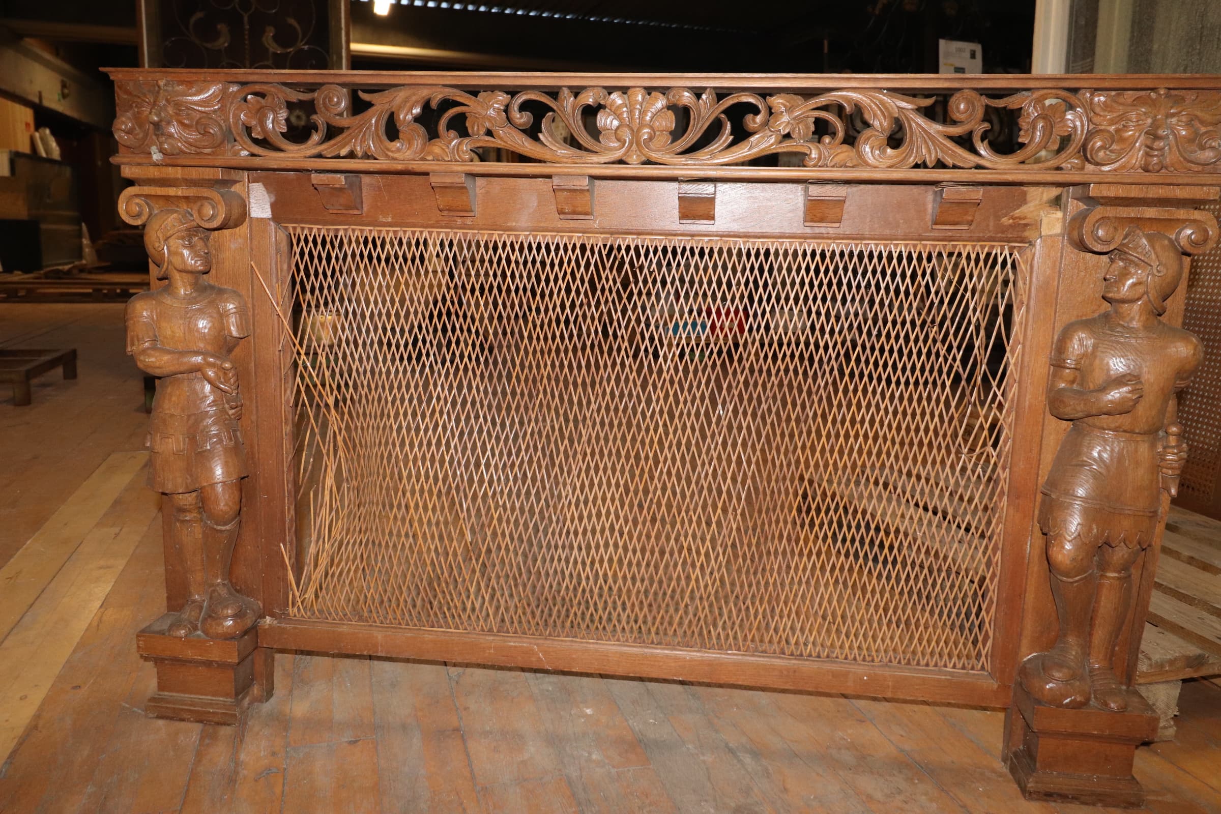 Radiator skjuler i mørkt træ med figurer. - 1