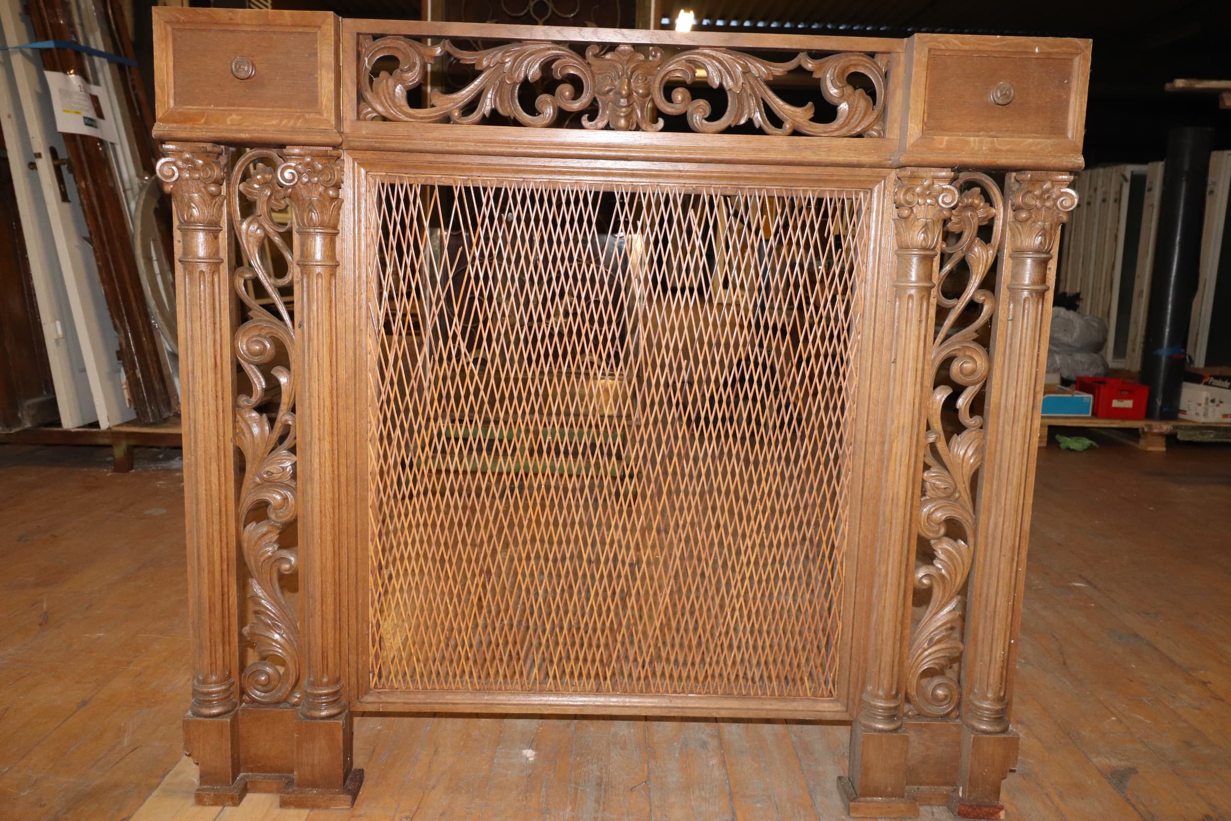 Radiator skjuler i mørkt træ med udskæringer. - 1