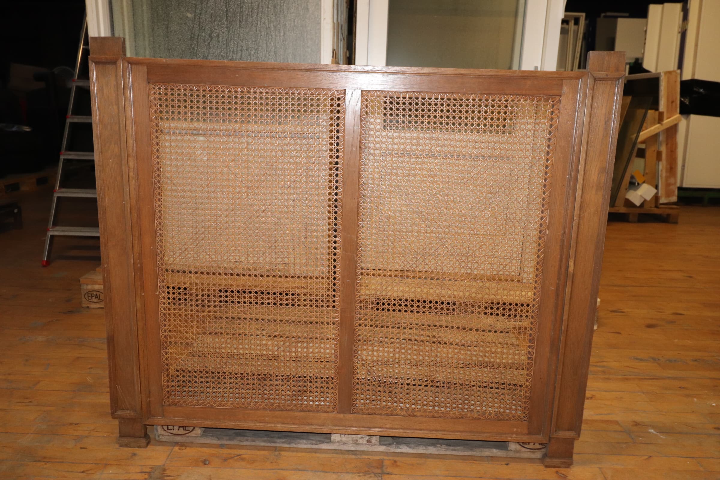 Radiator skjuler i mørkt træ med fletværk. - 1