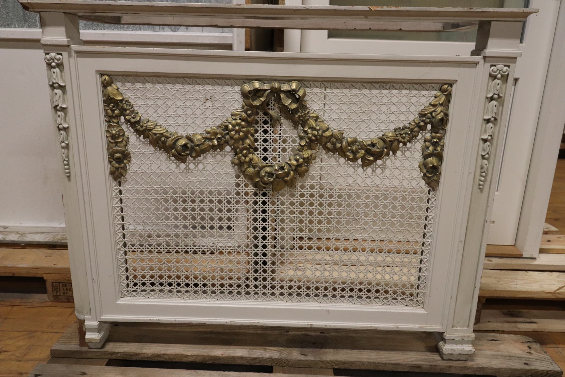 Radiator skjuler hvidmalet med udskæringer. - 1