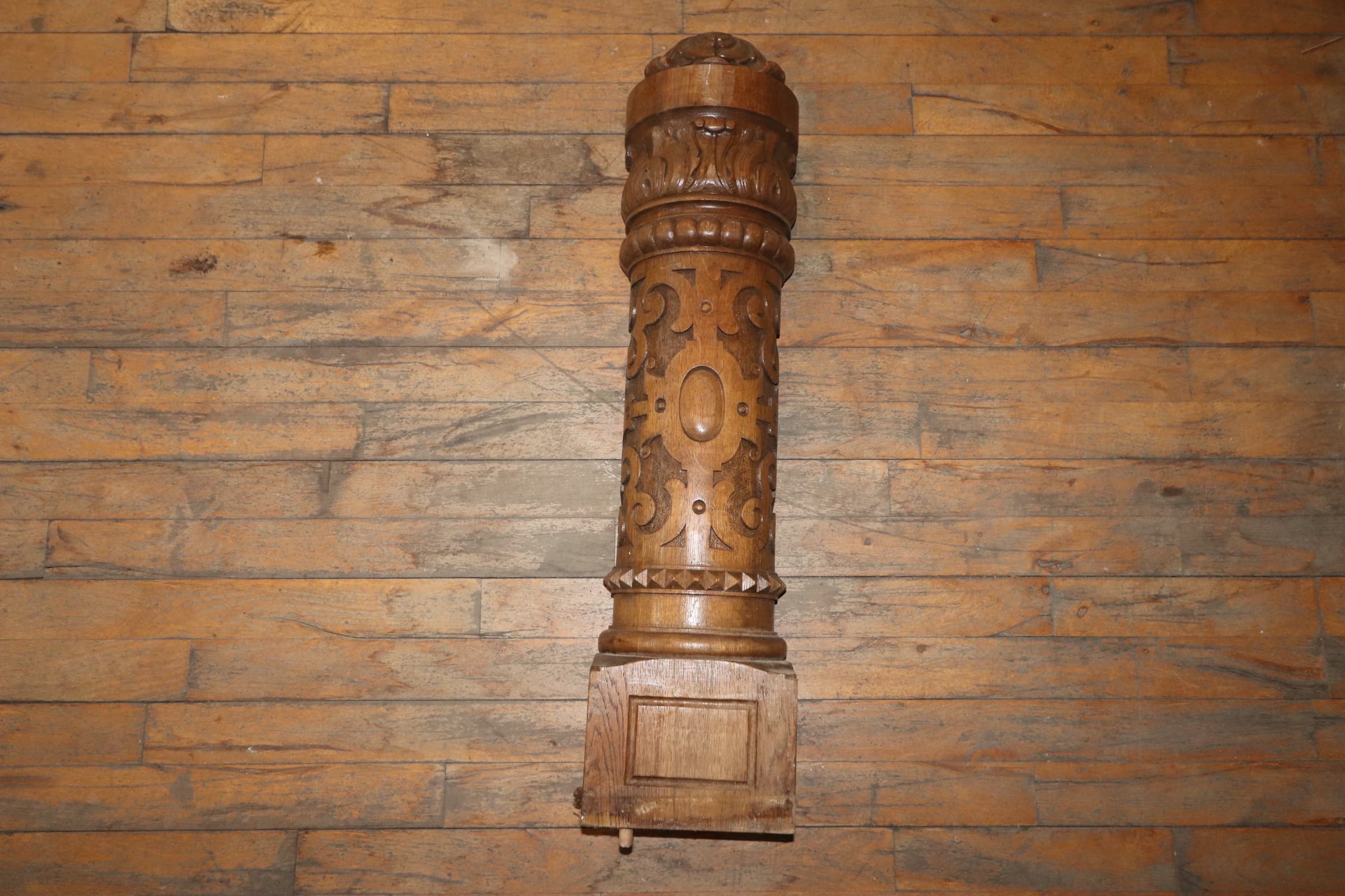 Balustre med udskæringer 19,5×87 cm - 1