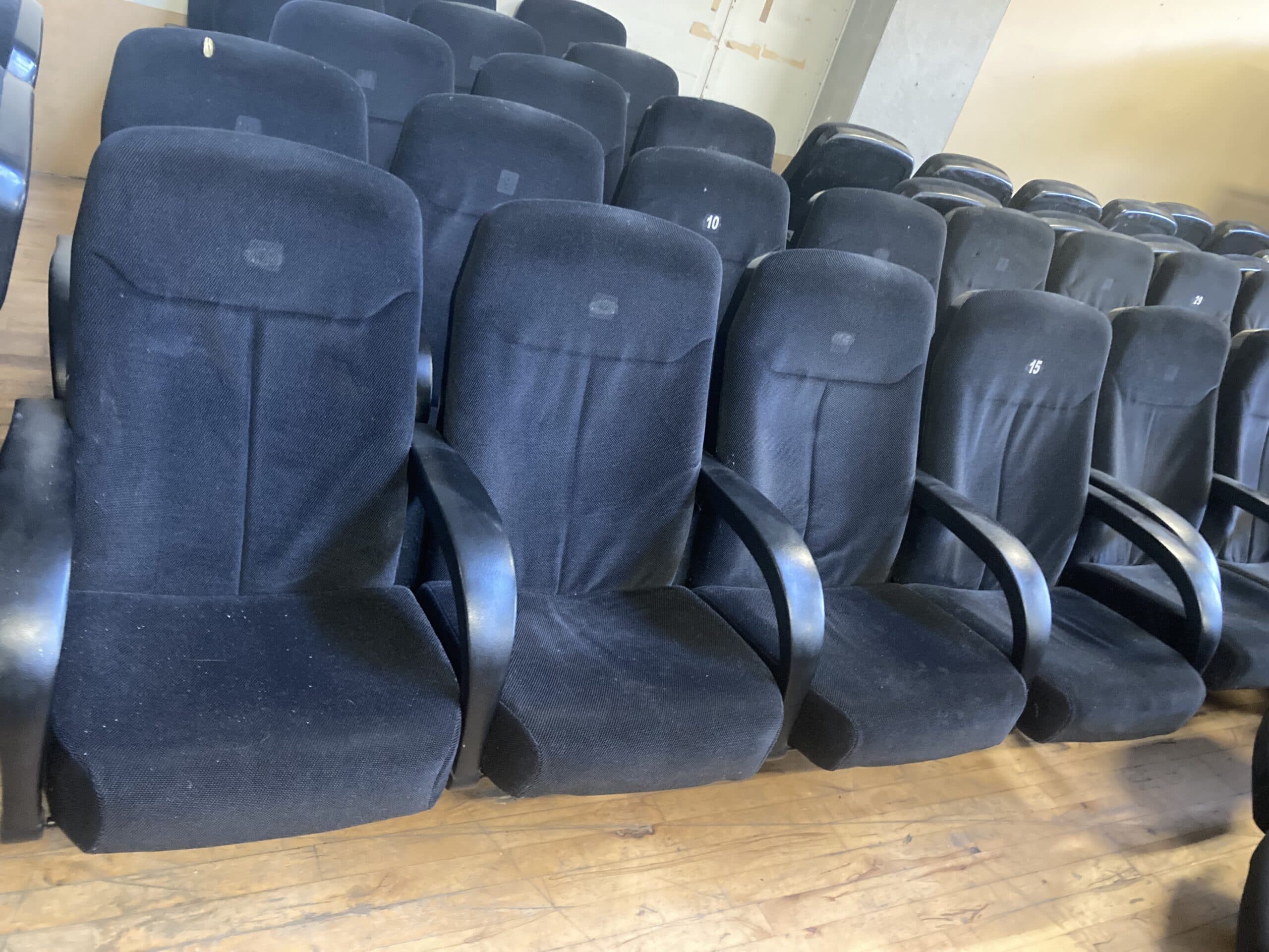 Figureras biograf stole med fast sæde. - 1