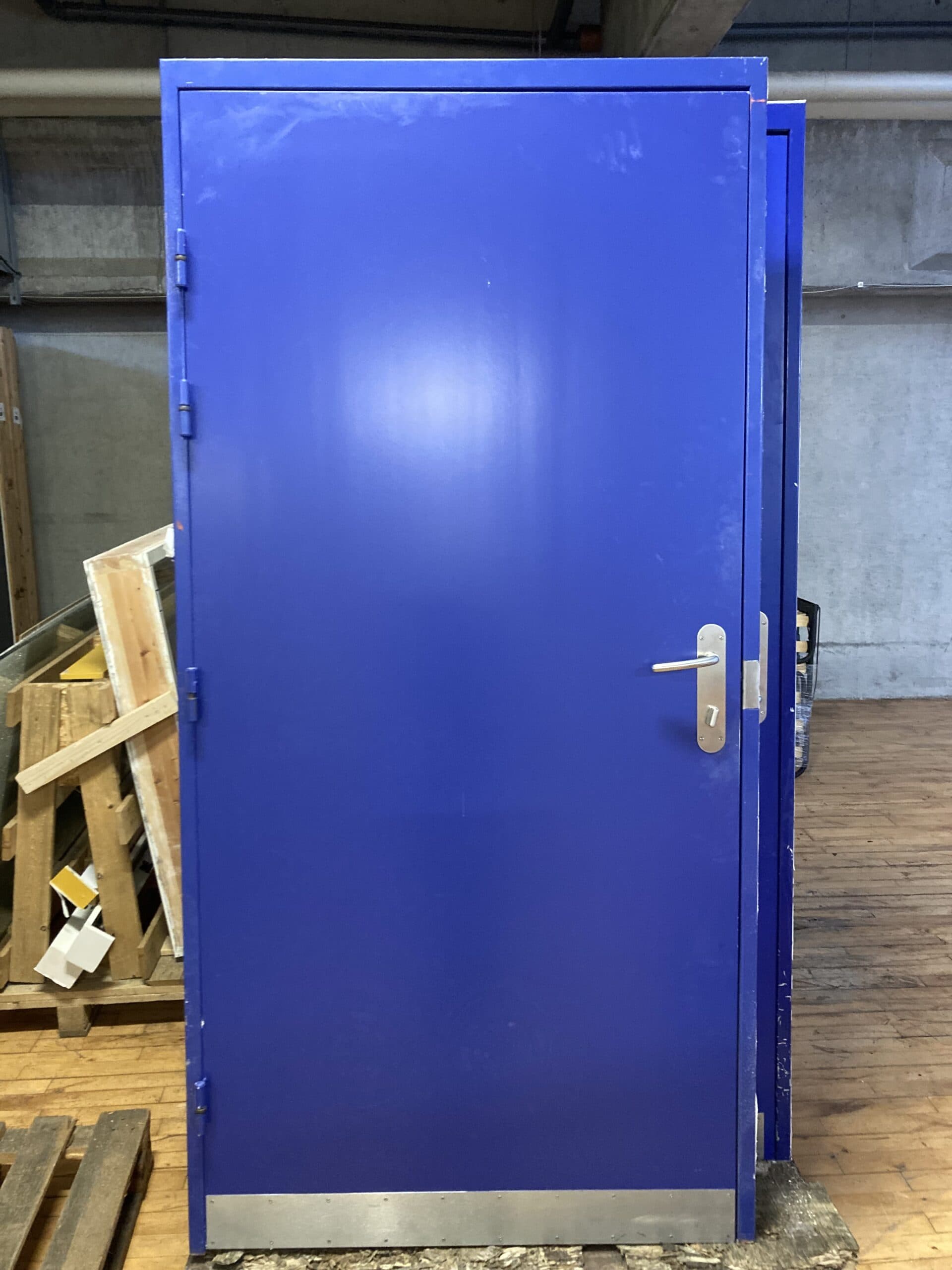 Massiv dør i stål karm 103x210cm