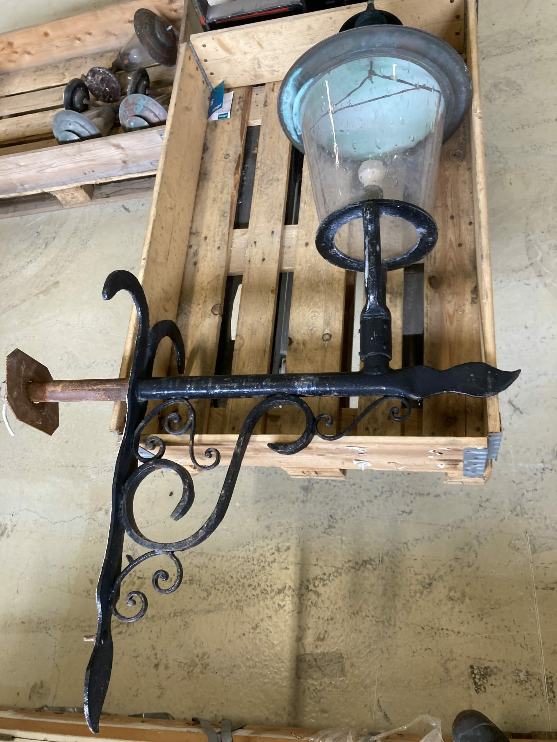 Herregårds Smedejerns væglampe med kobber “hat” - 1