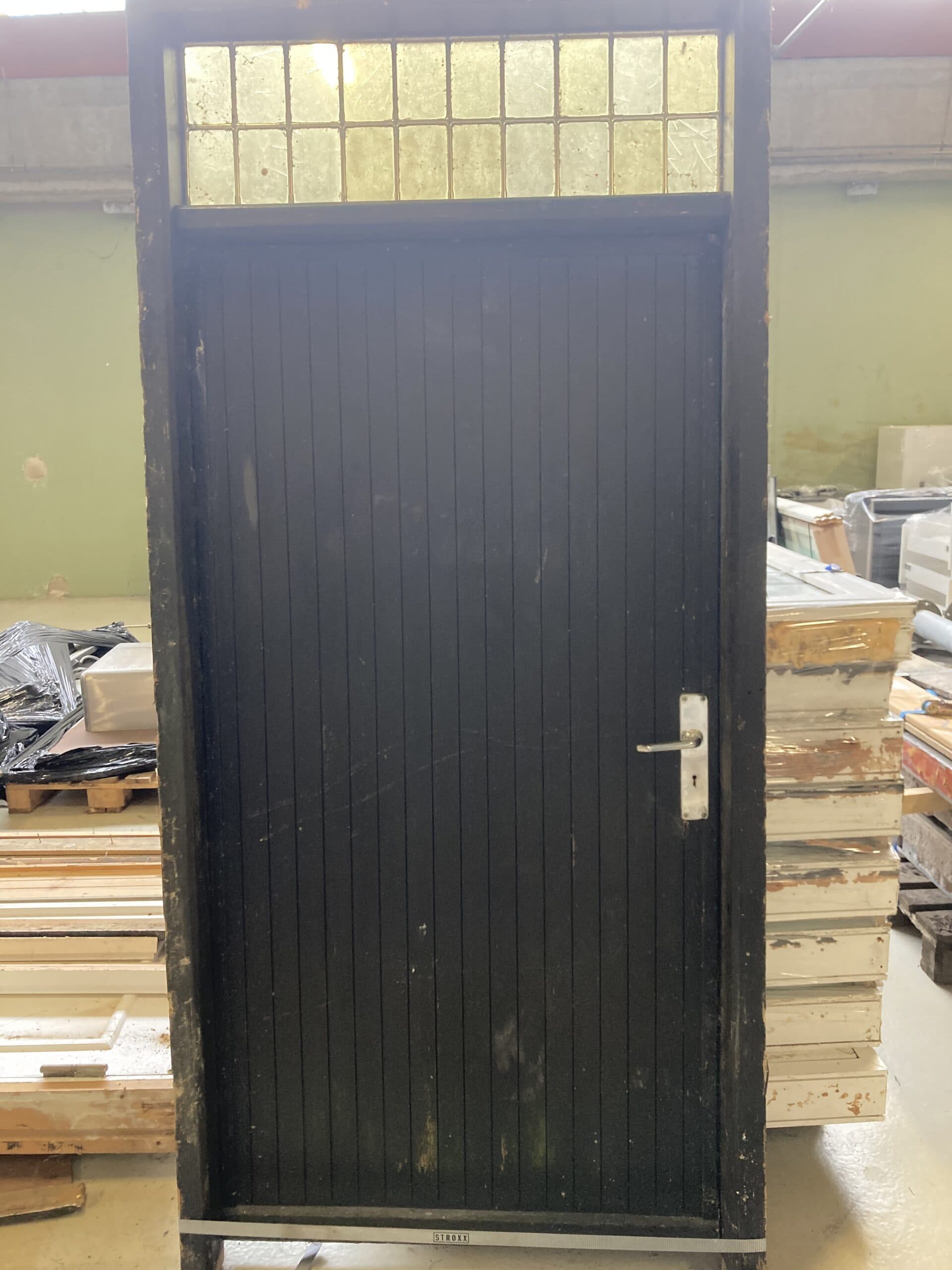 Facade dør med oveparti i indfattet glas 106x231cm.