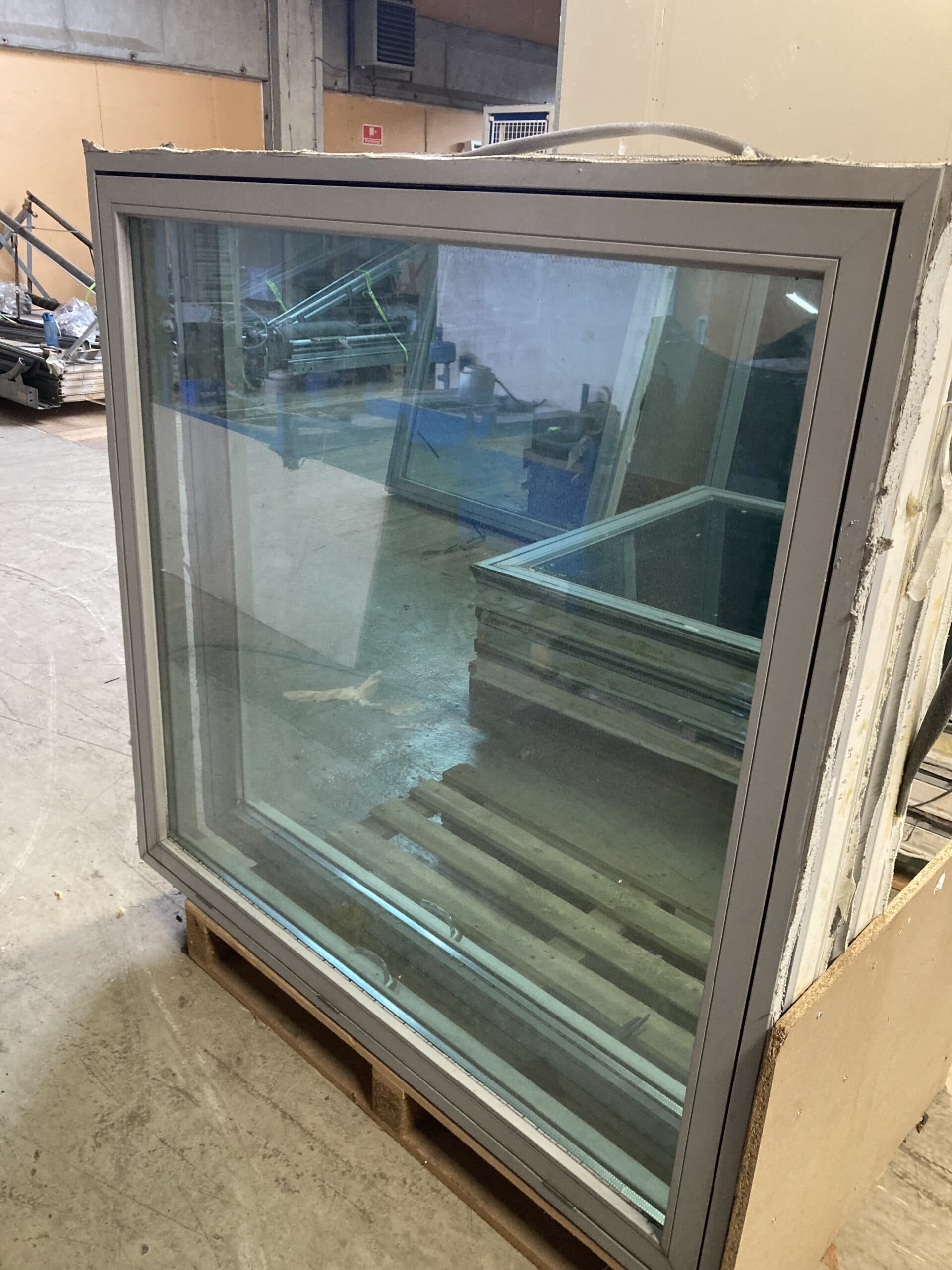 Vindue træ-alu grå 1375x1335mm. - 1