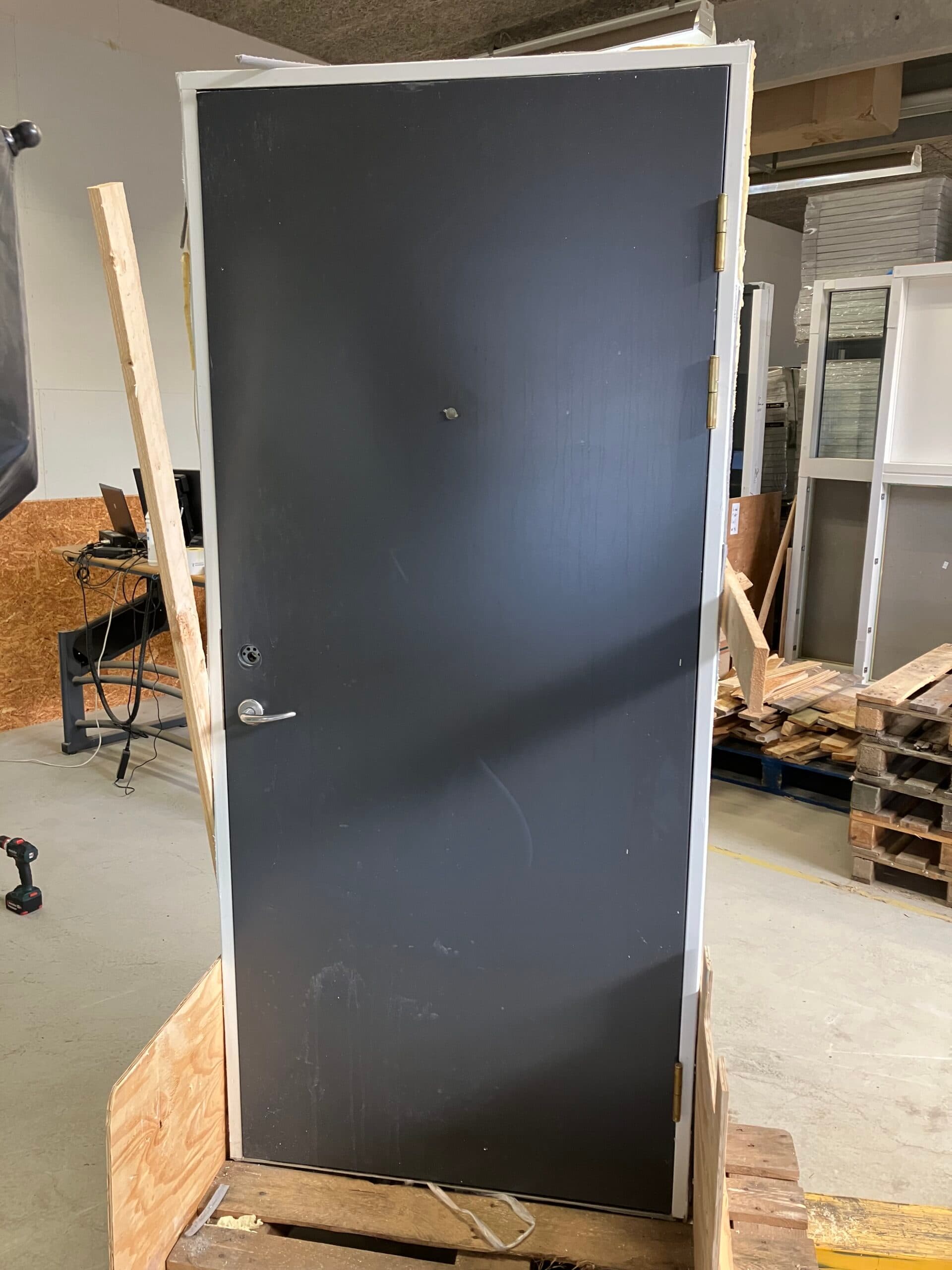 Grå indvendig dør 945x2120mm – H med sparkeplade - 1