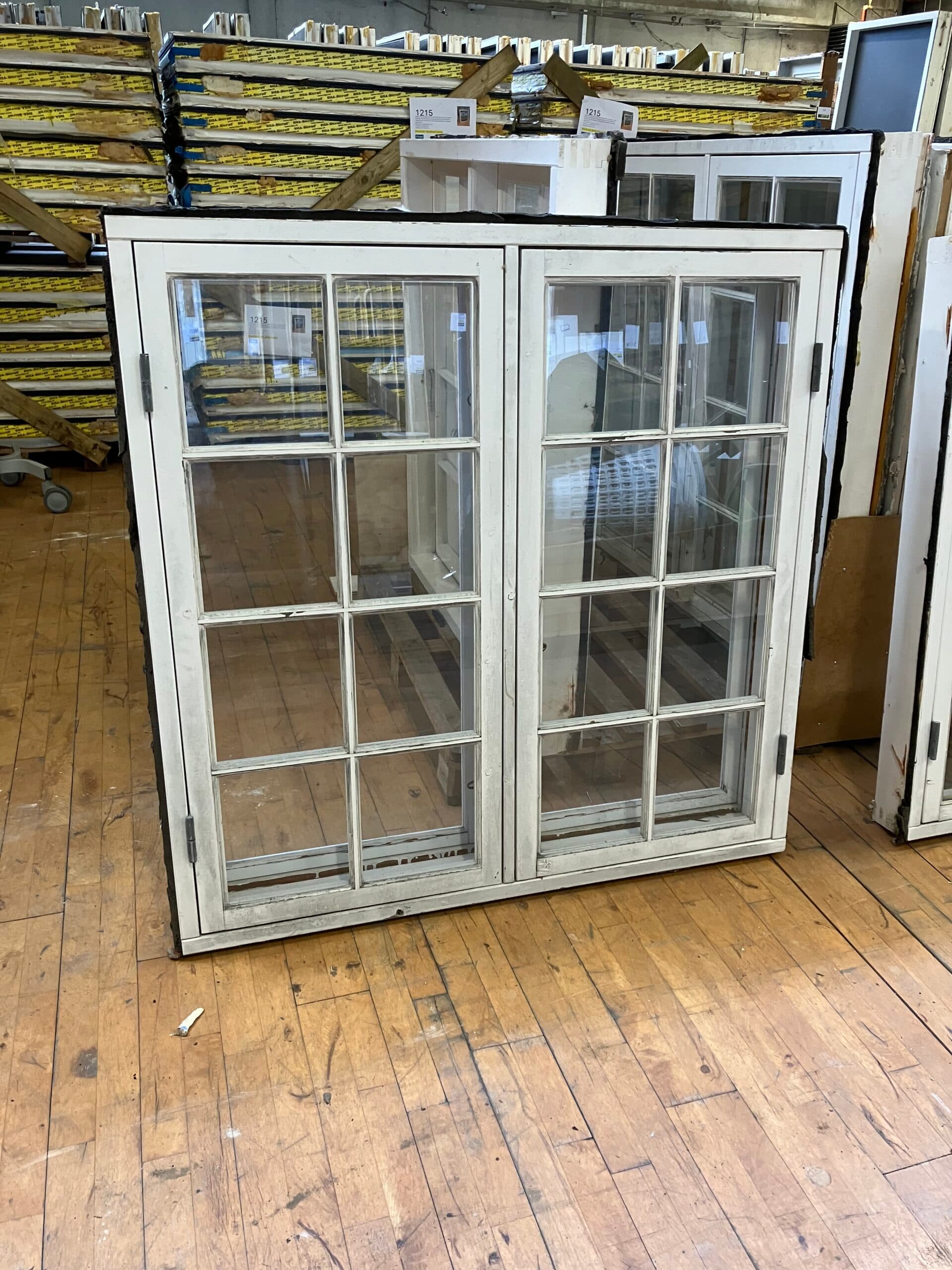 Bondehus vindue i træ med 1-lags glas med forramme 124,5×124,5 cm. Pris pr. stk. - 1