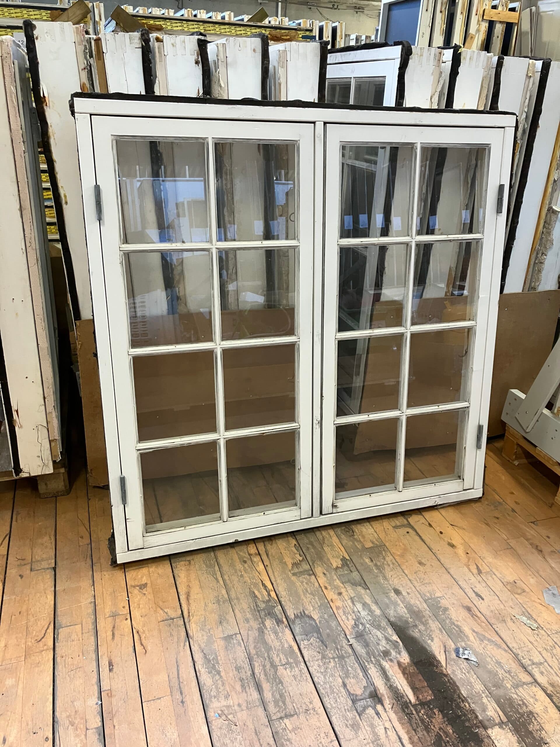 Bondehus vindue i træ med 1-lags glas uden forramme revnet glas 124,5×124,5 cm. Pris pr. stk. - 1