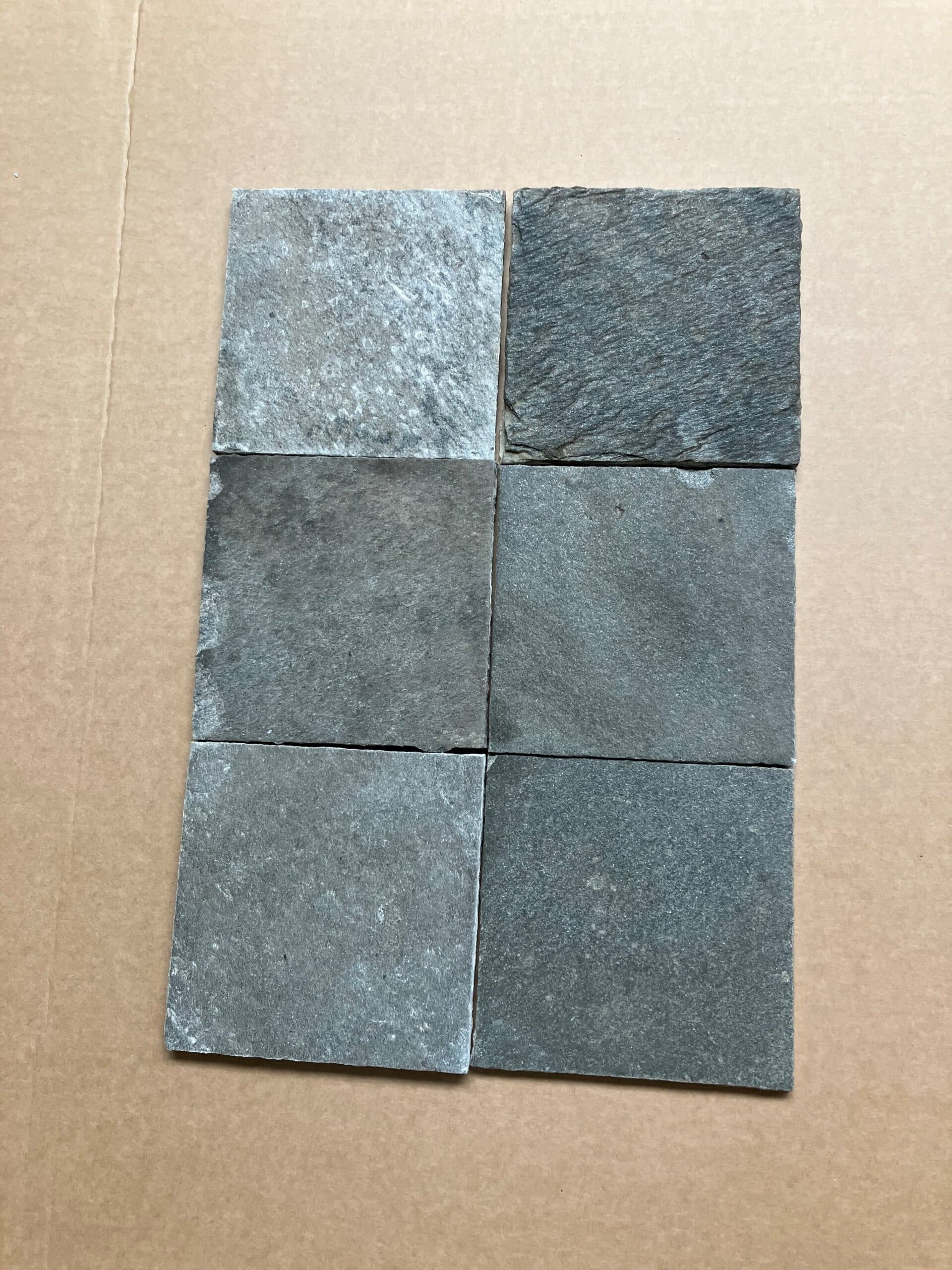 Lysgrå kløvet skifer klinke 20×20 cm.