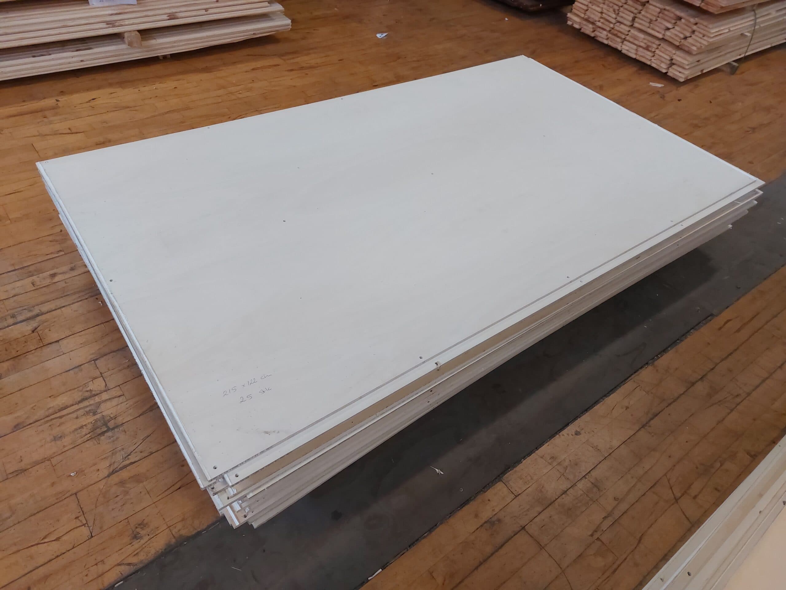 Krydsfinérplade 215x122cm 9mm.