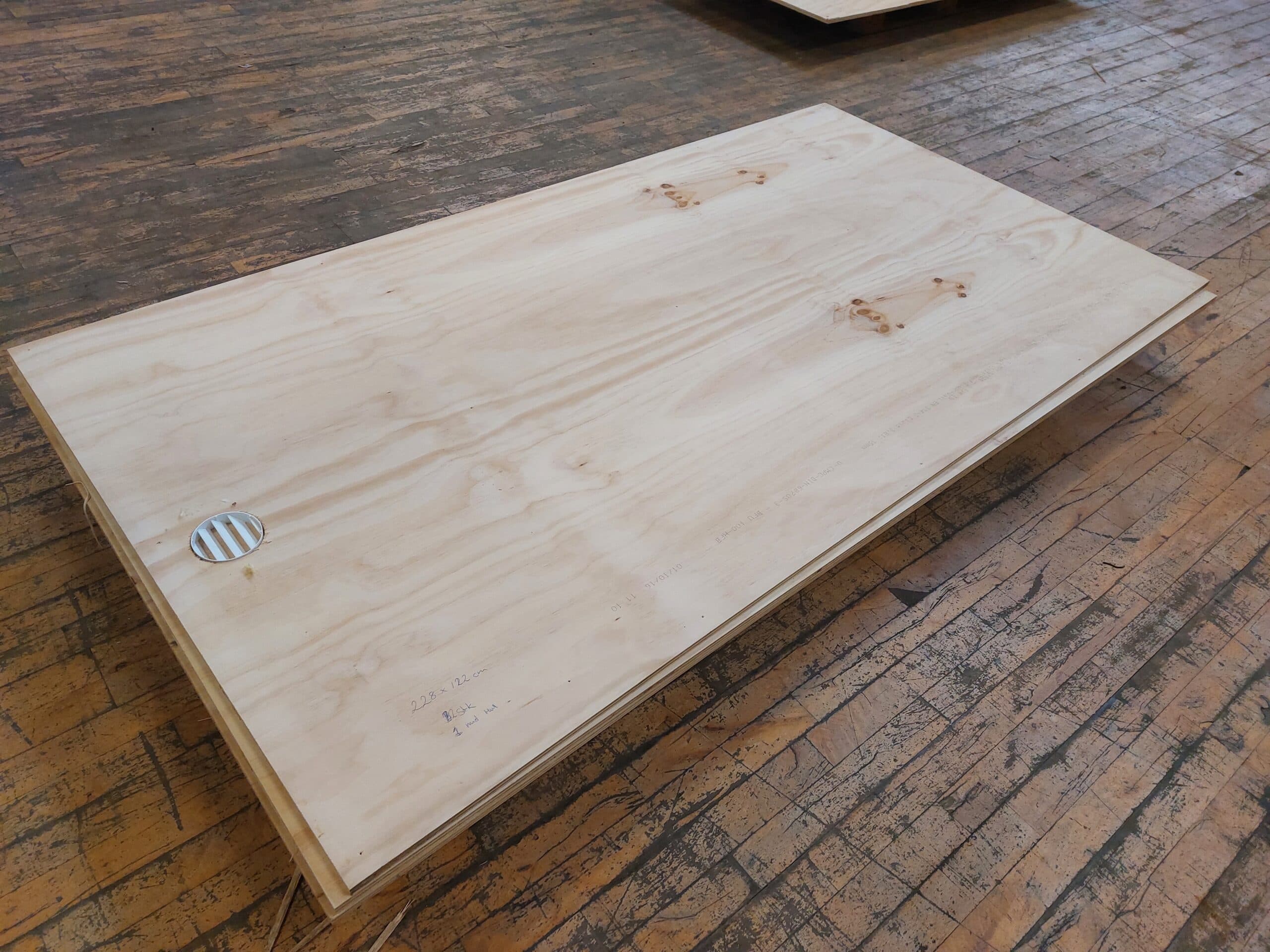 Krydsfinérplade 122x228cm 15mm. m/hul. - 1