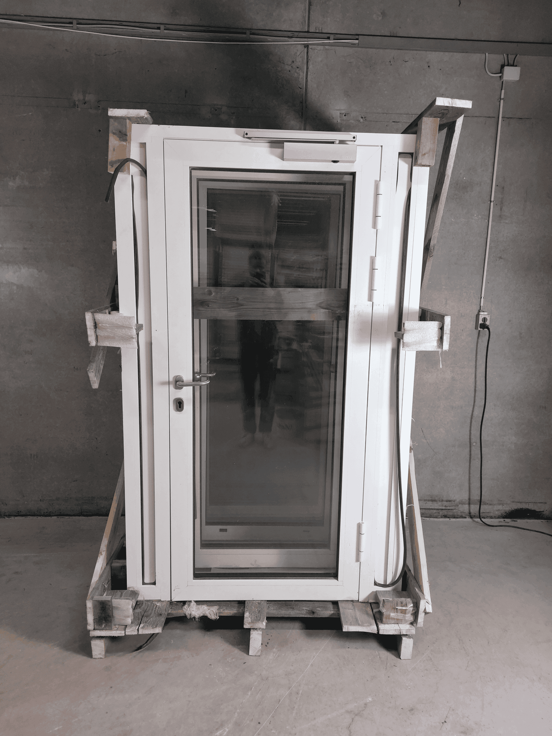 Opgangs-facadedør m. elektronisk lås 128,5x209cm