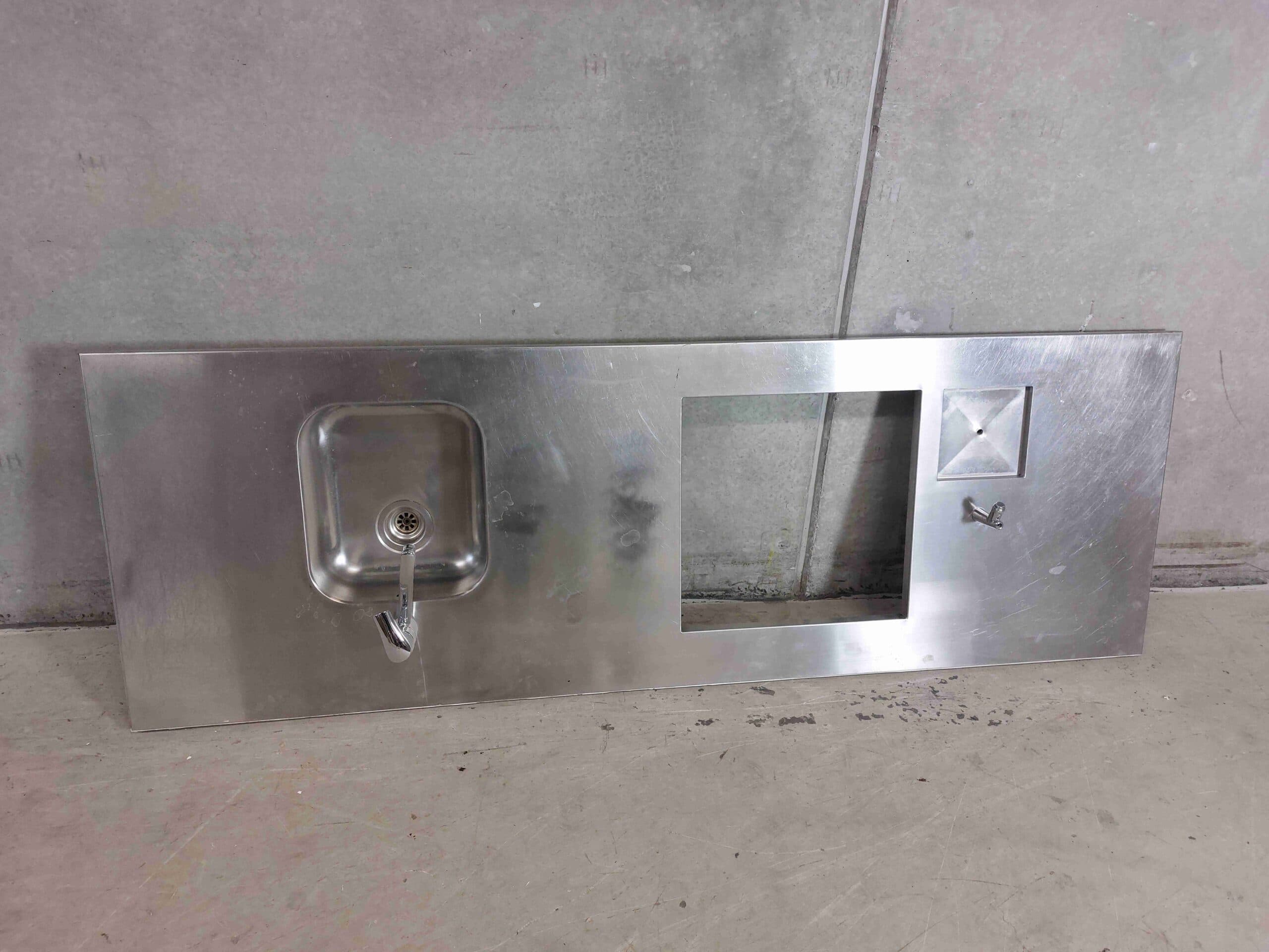 Rustfri stål bordplade med vask og blandingsbatteri m.m. 221,5x75cm