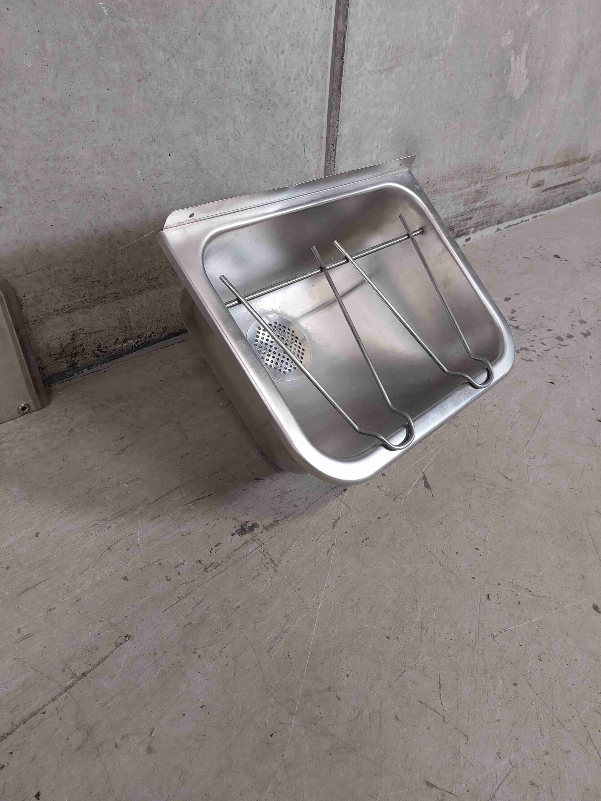 Vægmonteret håndvask i rustfrit stål med rist og bagplade. 46x39cm - 1