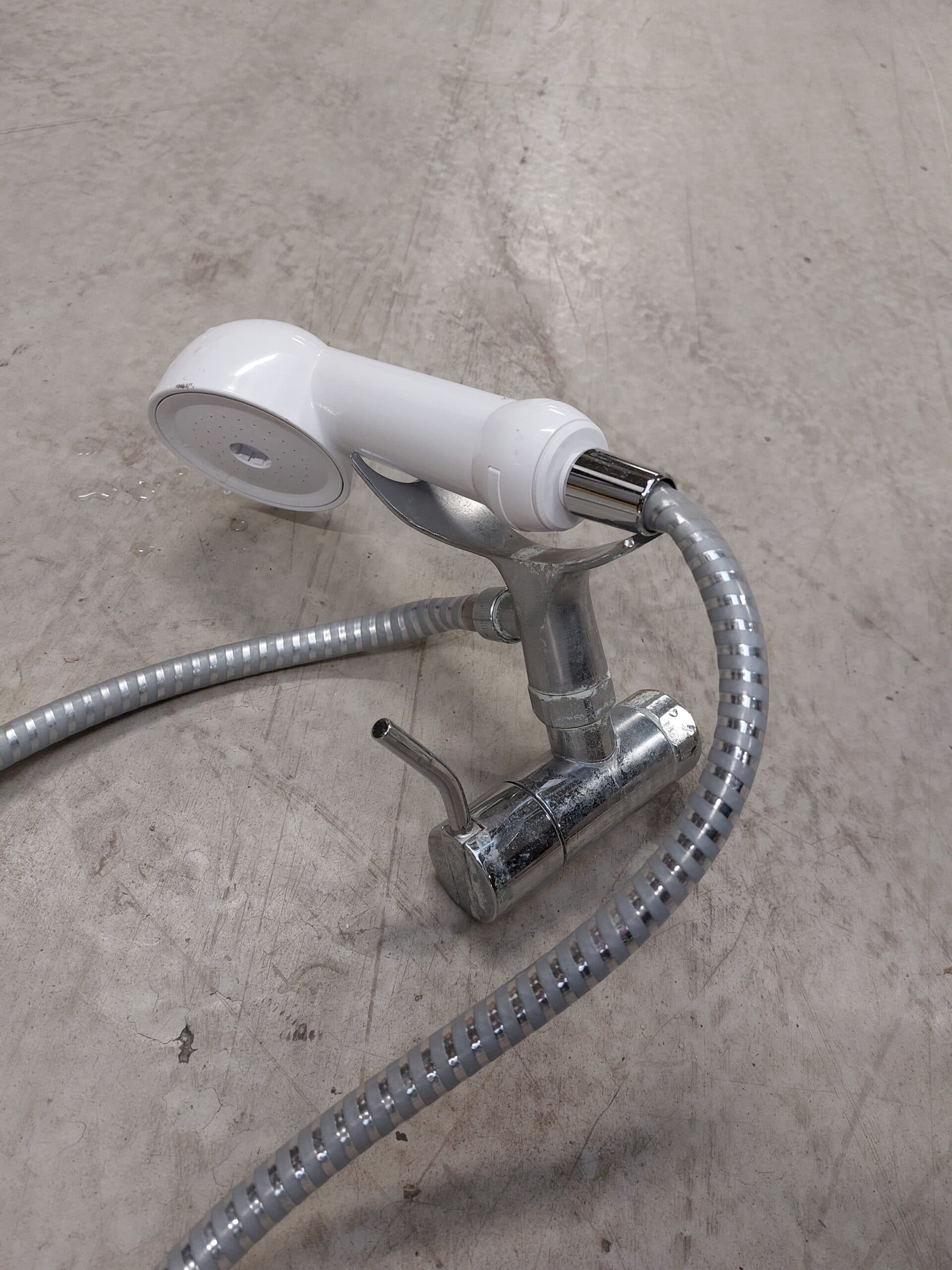 Brusearmatur mellem greb med brusehoved-holder - 1