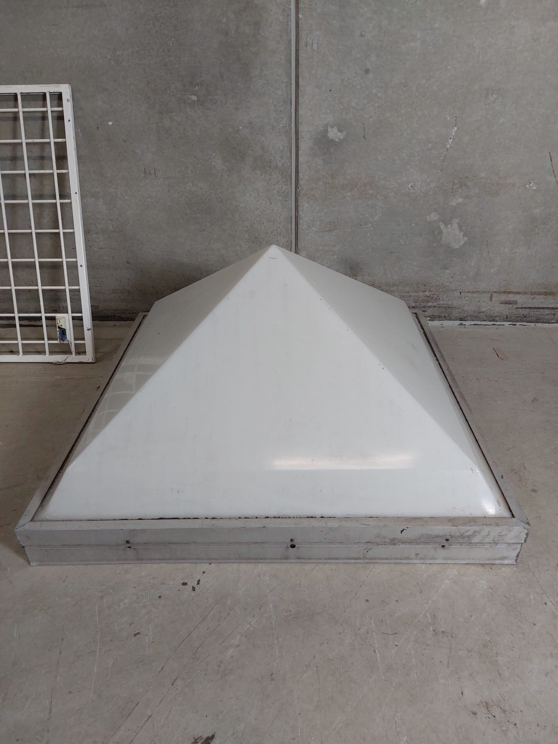 Ovenlys pyramide 111,2×111,2cm