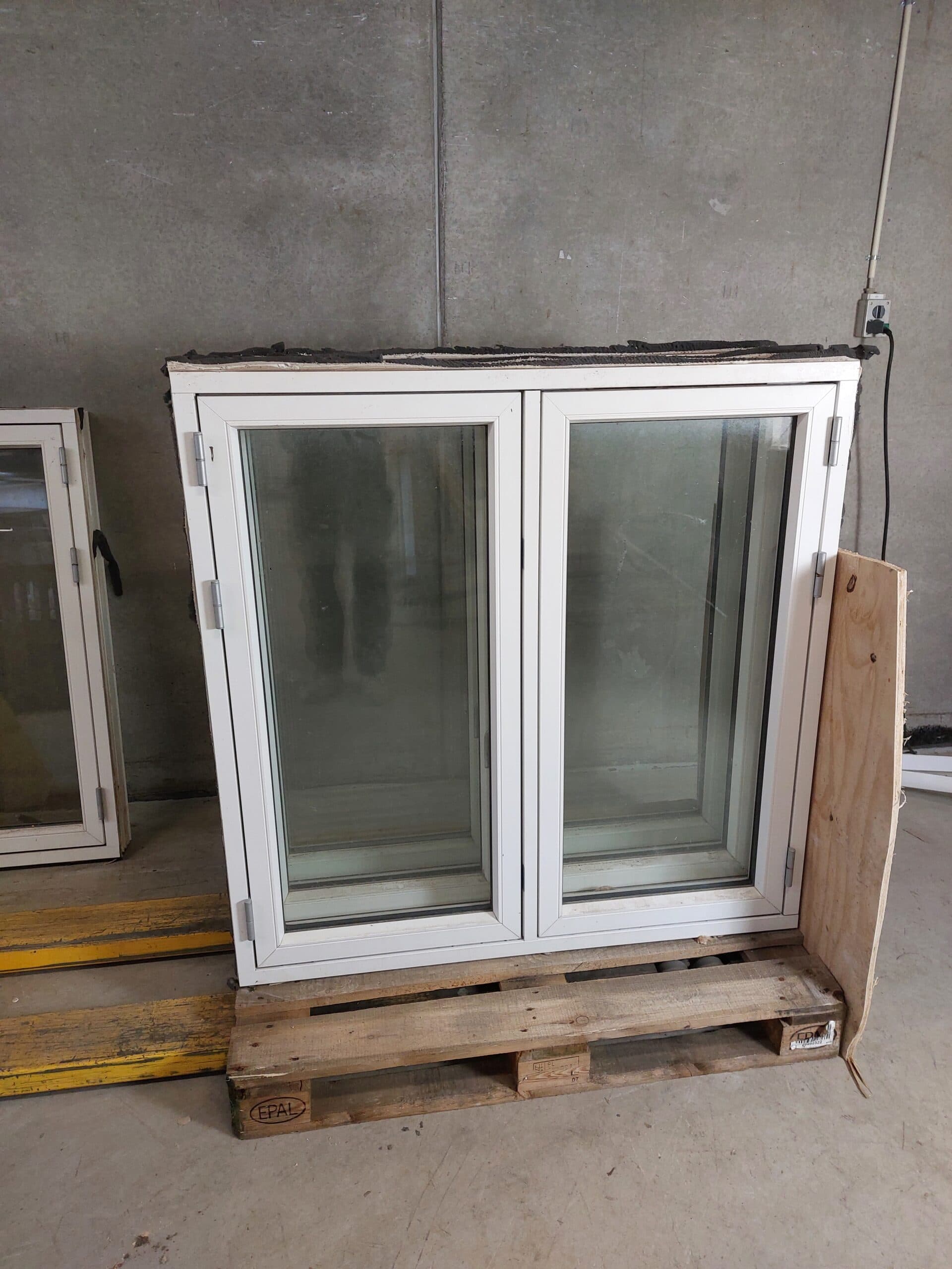 Sidehængt vindue 119x119cm