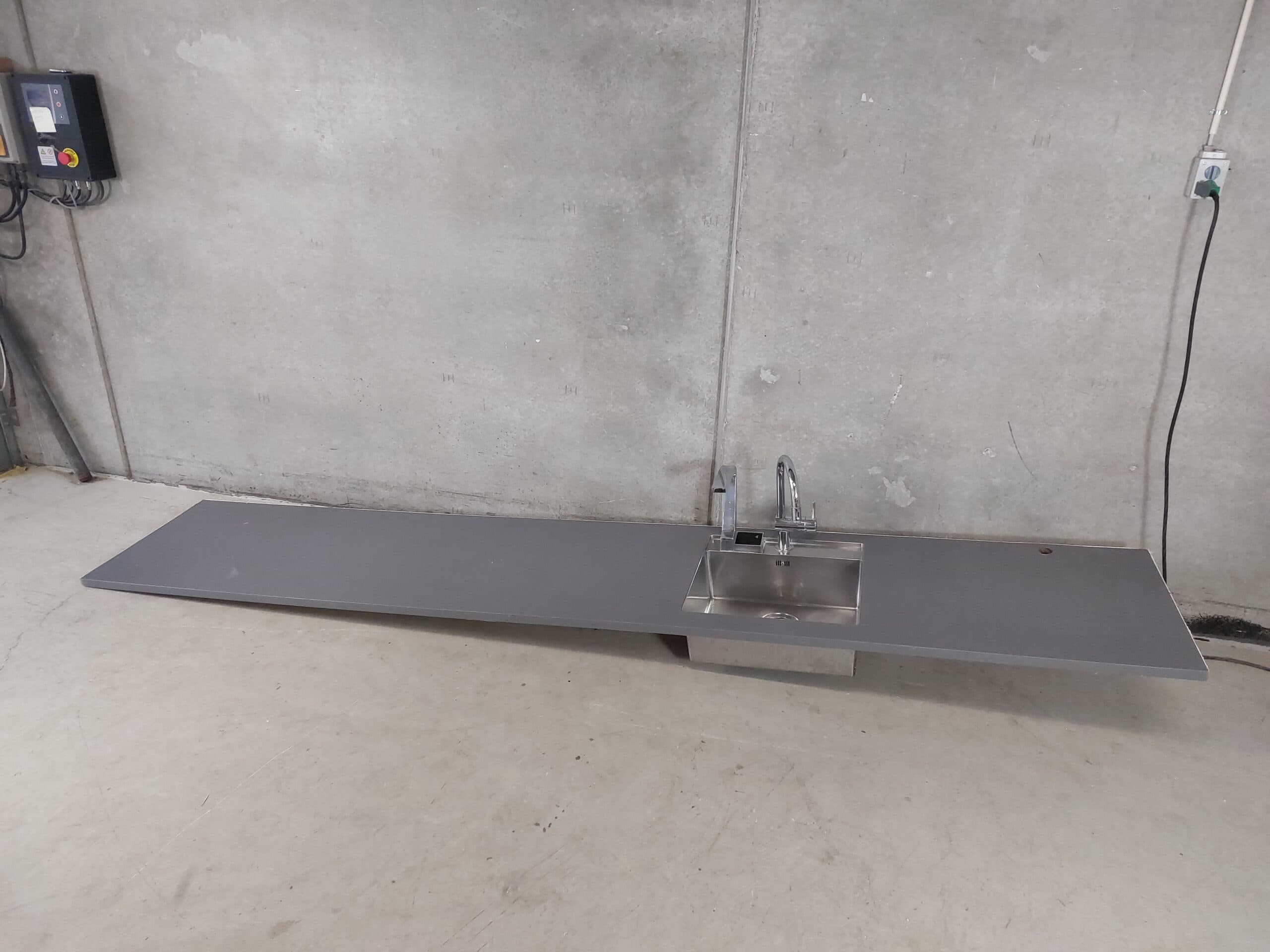 Bordplade med toucharmatur og indtegreret vask 331x60cm