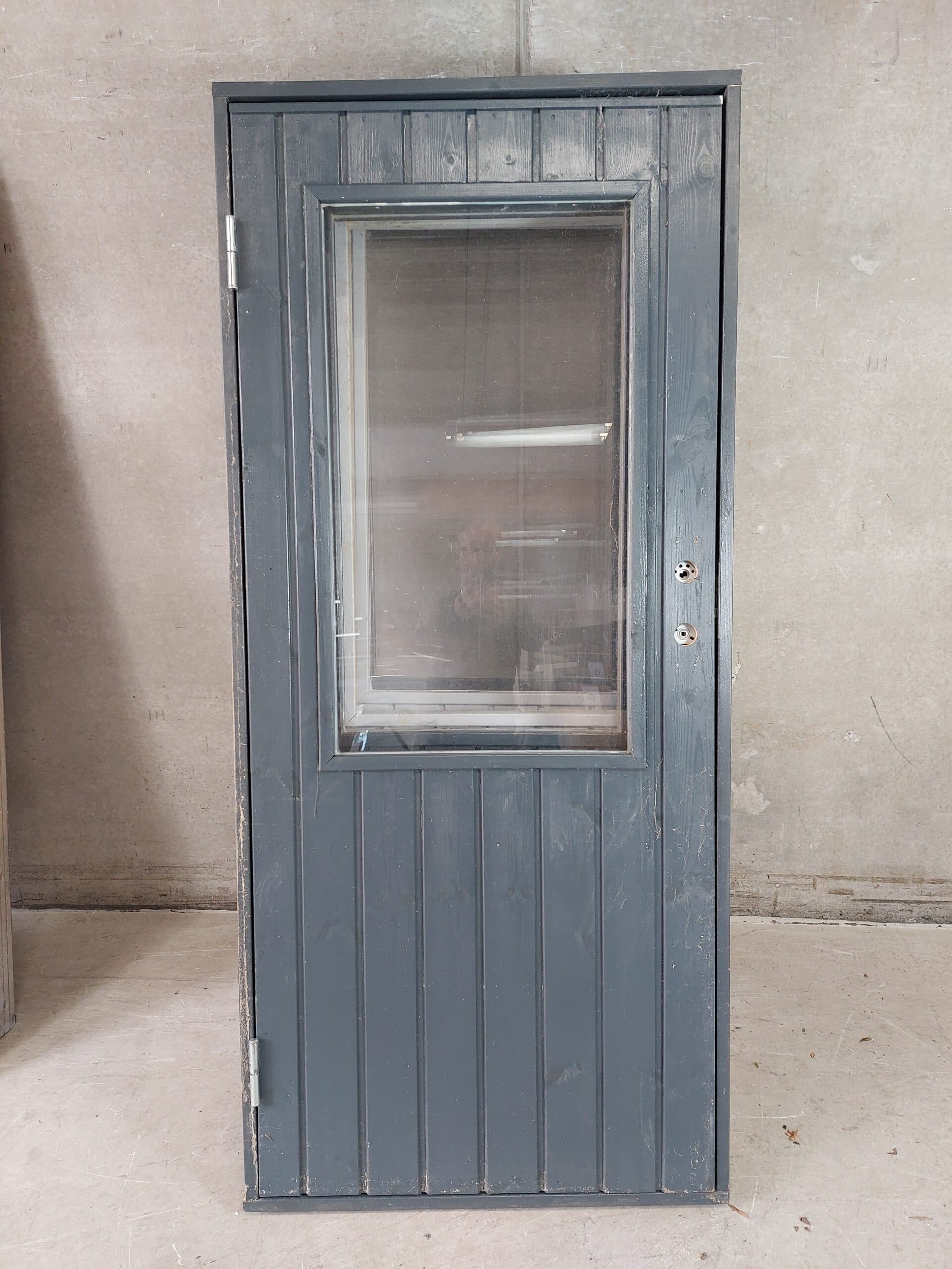 Facadedør/udhusdør med lodrette spor/rude 88x197x9 cm. - 1