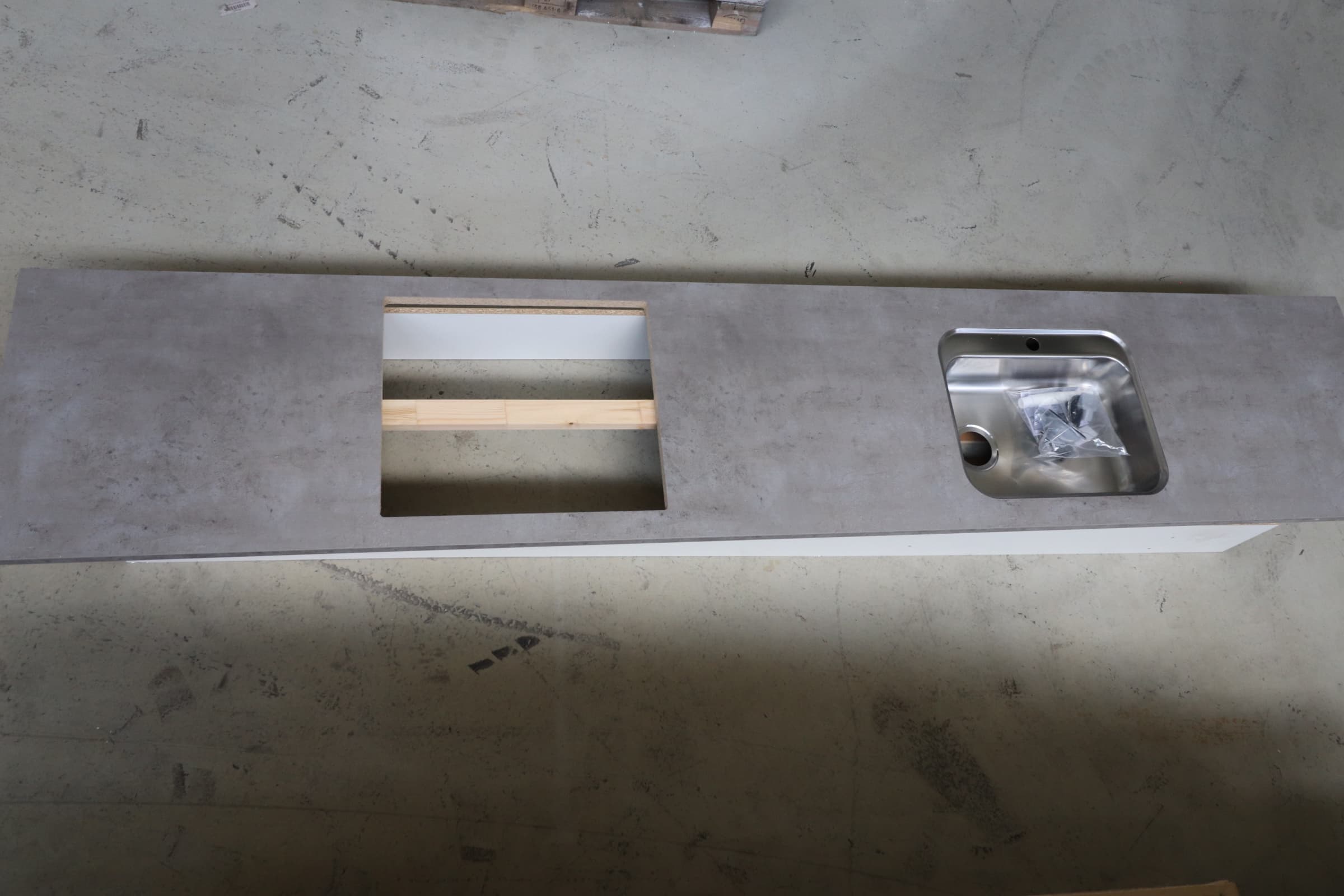 Bordplade med vask Light Concrete 29mm 3065x600mm Pris kr. 900,-/stk