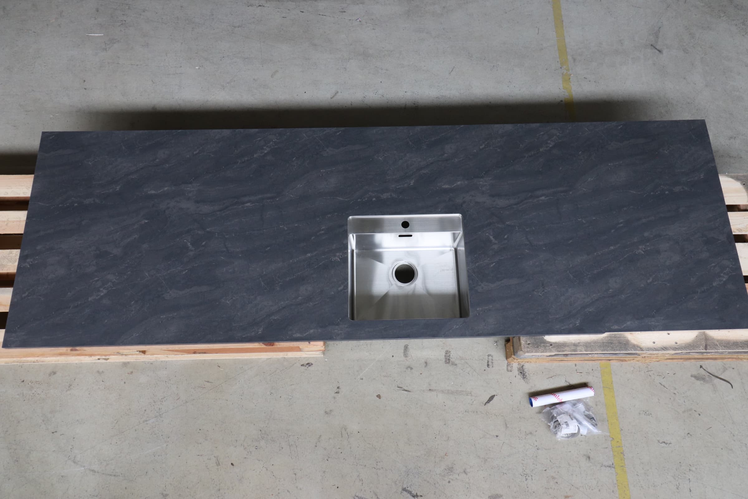 Laminat bordplade i Sort/Bronze marmor look, 29mm