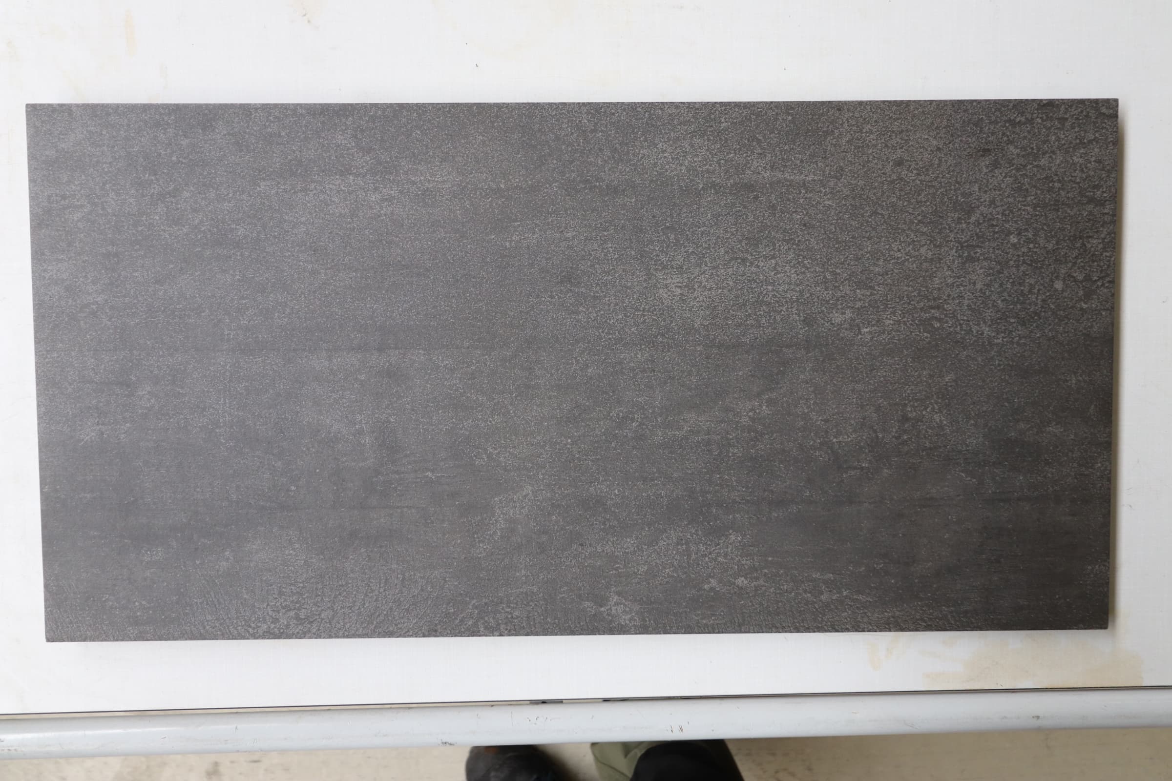 Keramisk flise 30x60cm Mørk Grå. pris pr. m2 - 1