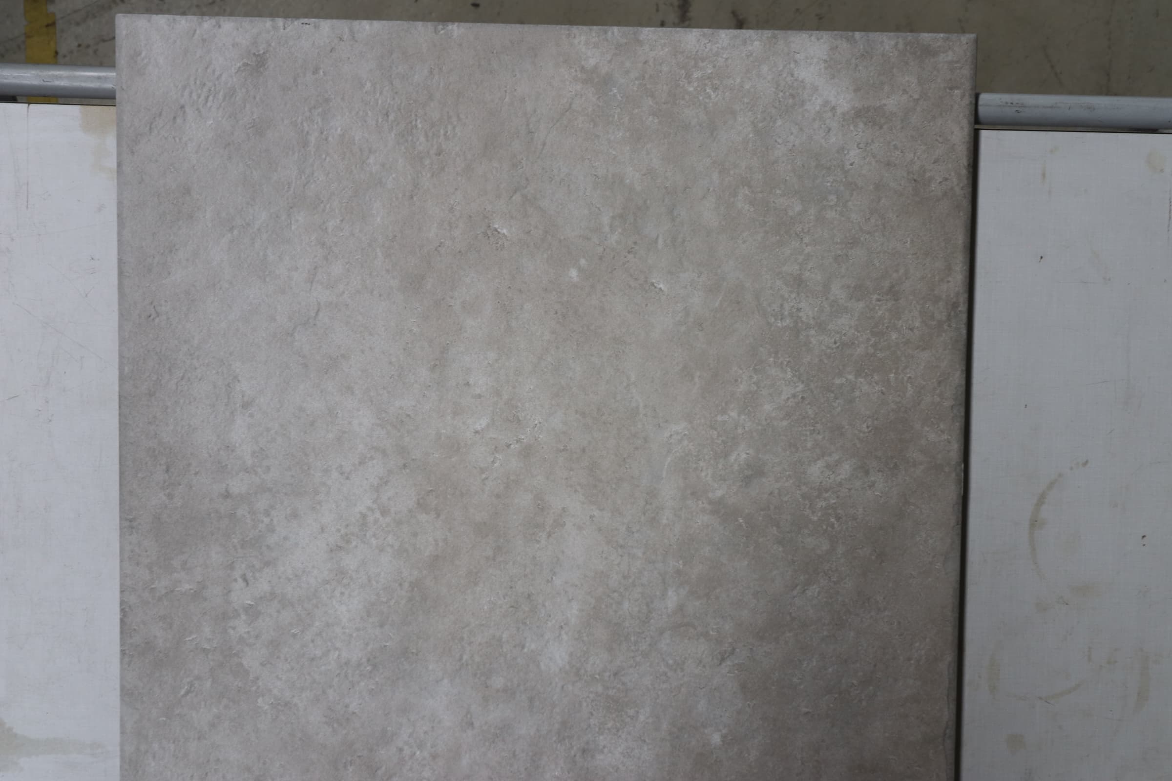 Keramisk flise 60x60cm Grå farve. pris pr. m2 - 1