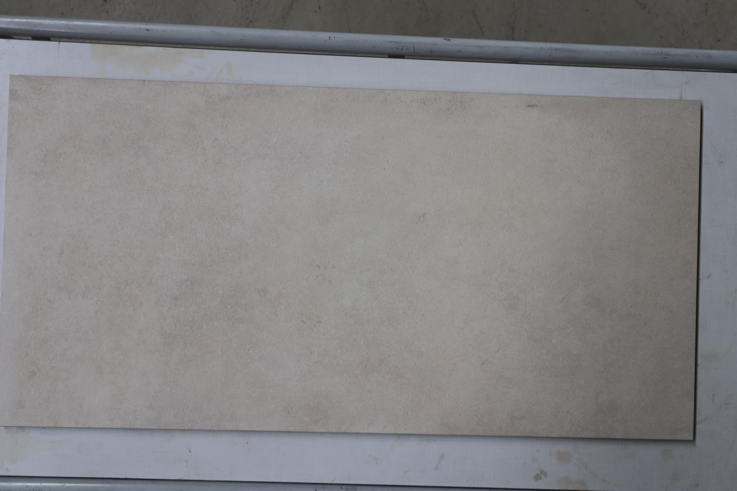 Keramisk flise Beige 40x80cm. pris pr. m2