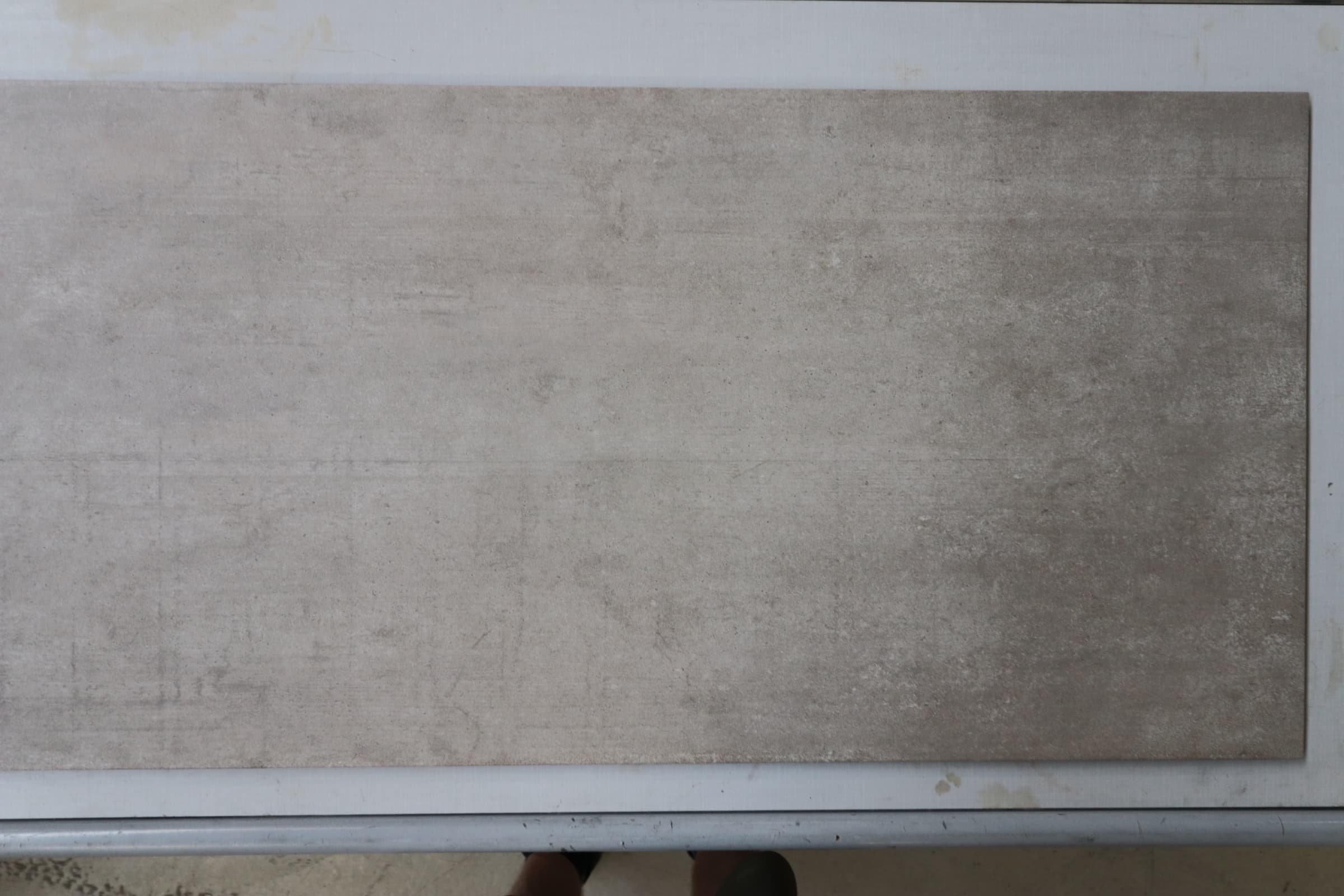 Keramisk flise 41x81cm lys grå farve. pris pr. m2 - 1