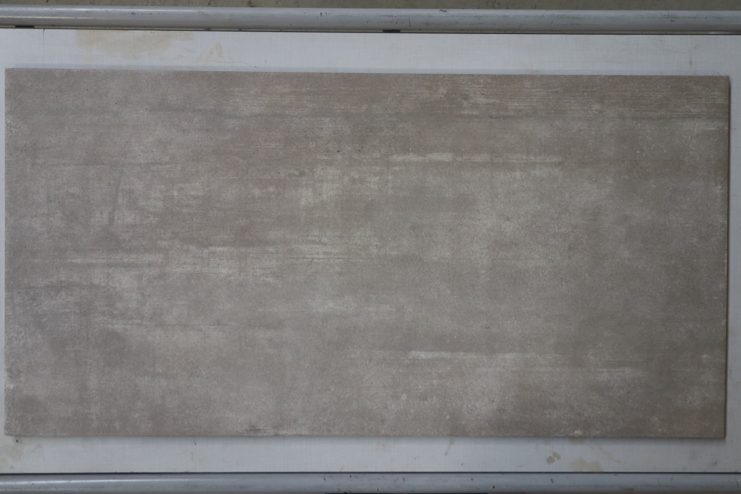 Keramisk flise 41x81cm grå farve. pris pr. m2 - 1