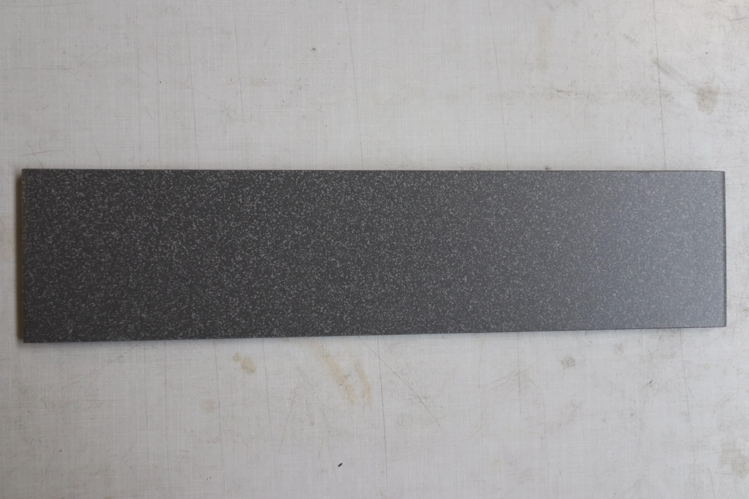 Uglaseret Antrasitgrå keramik sokkel flise 30x7cm. Pris pr stk. - 1