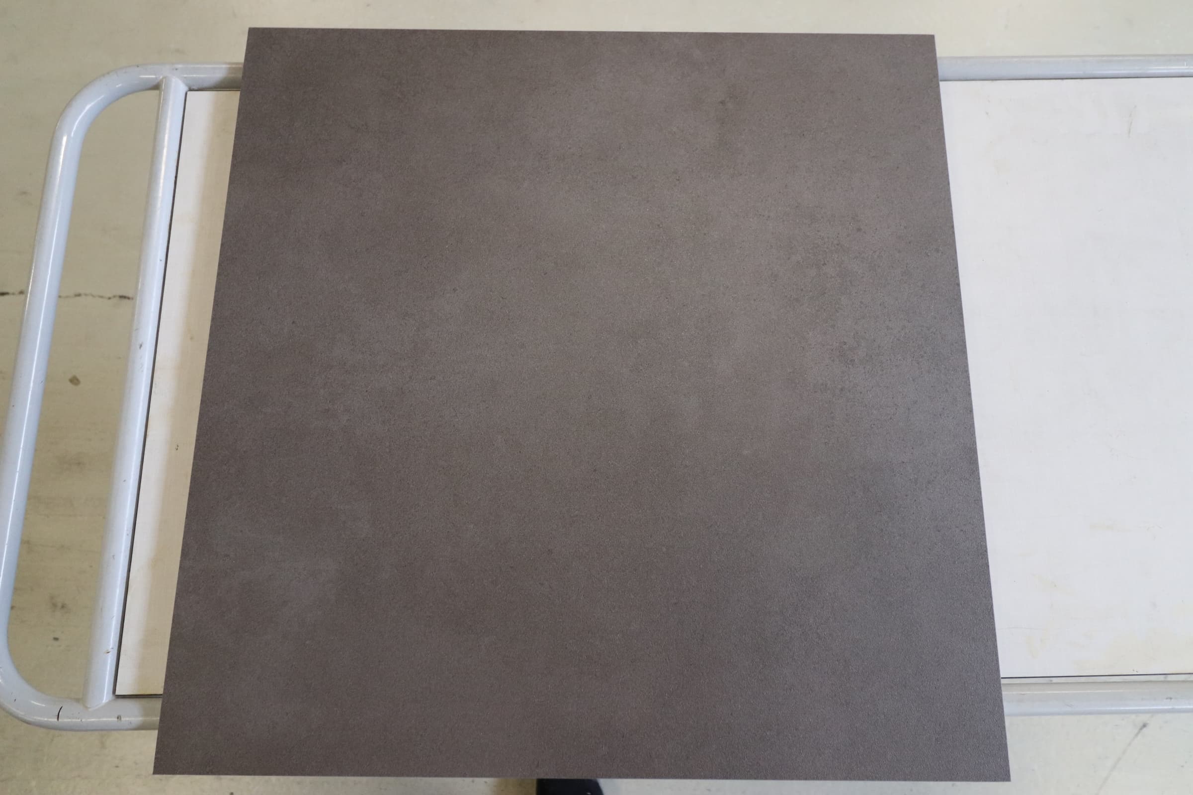 Uglaseret keramik flise koksgrå m/let struktur 60x60cm. Pris pr m2 - 1