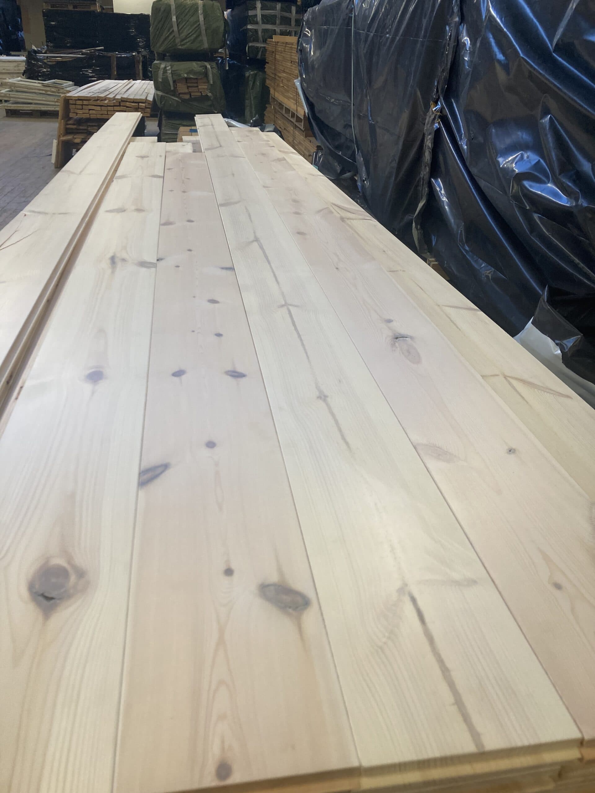 Massiv fyr plankegulv hvid pigmenteret, 25x159mm. 159,95kr pr m²