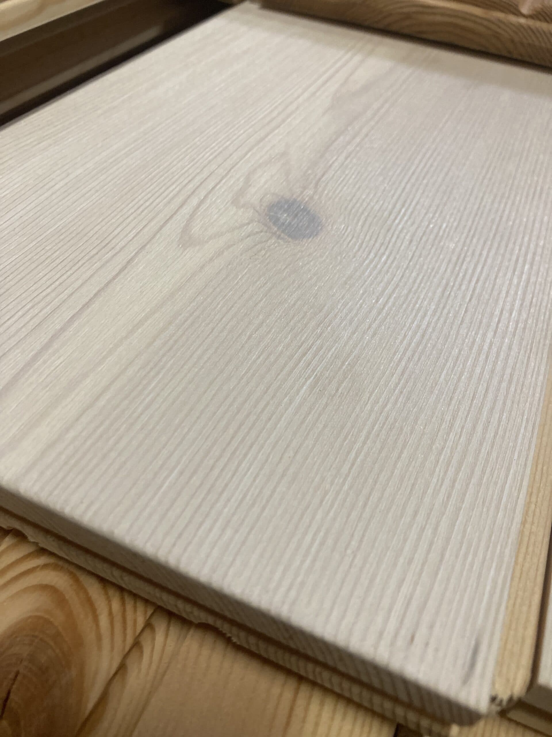 Massiv fyr plankegulv Børstet hvid pigmenteret, 25x183mm. pris pr m² - 1