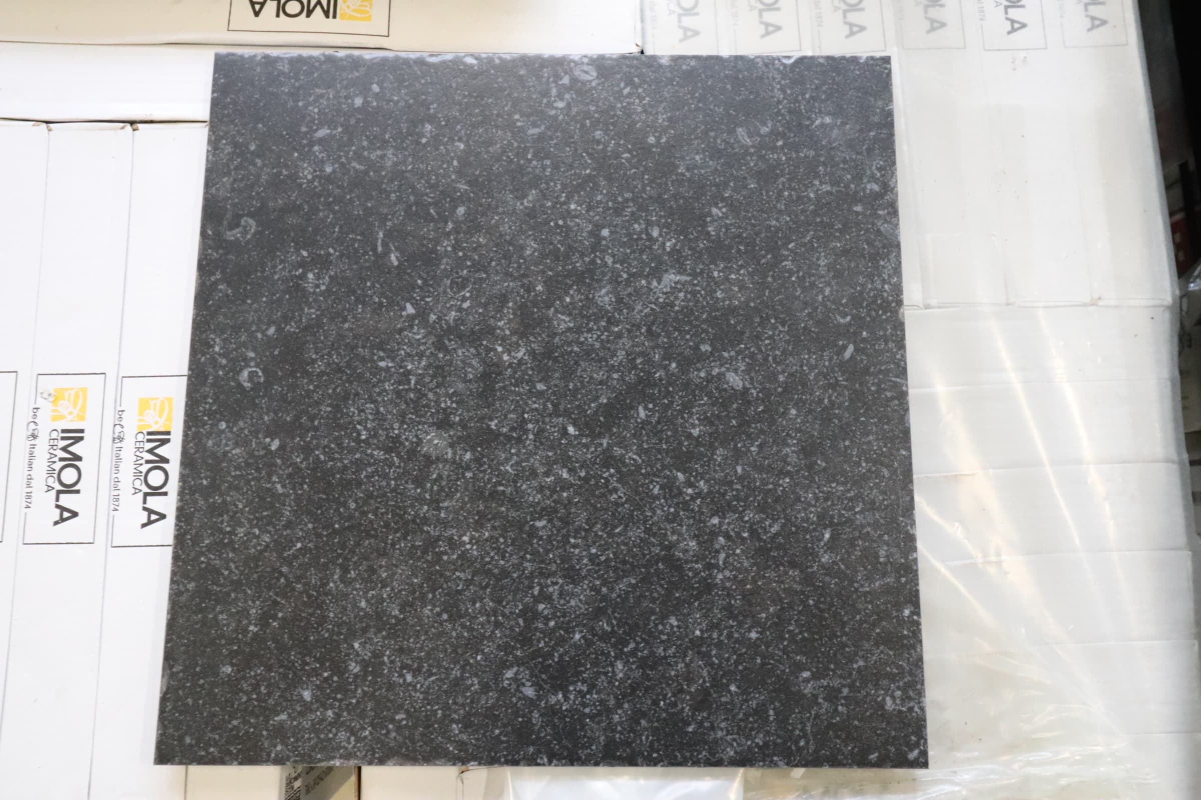 Uglaseret Gulv og væg flise, 45x45cm sort m/grå nister. - 1