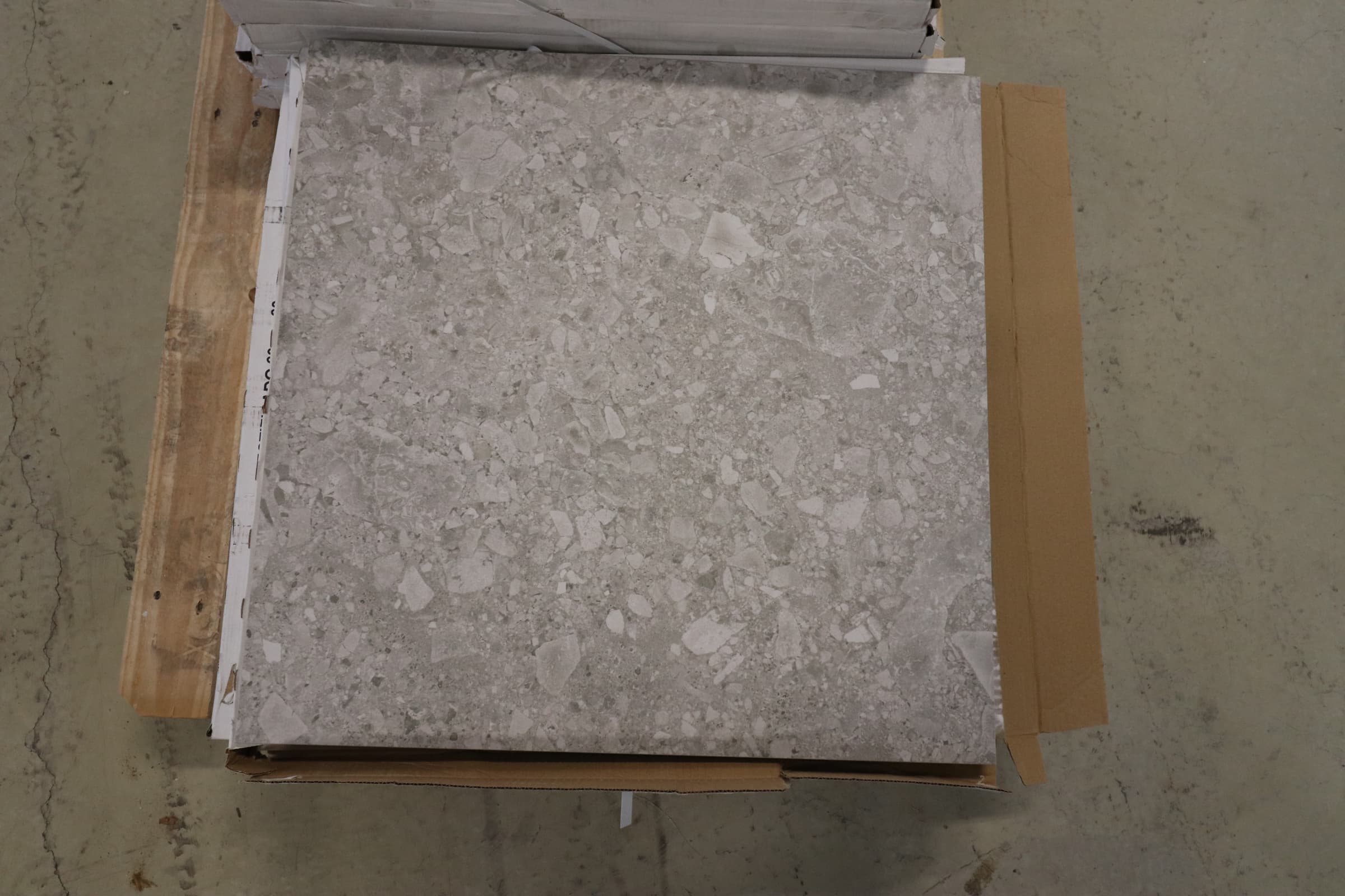 Glaseret gulv og væg flise 60x60cm lys grå. - 1