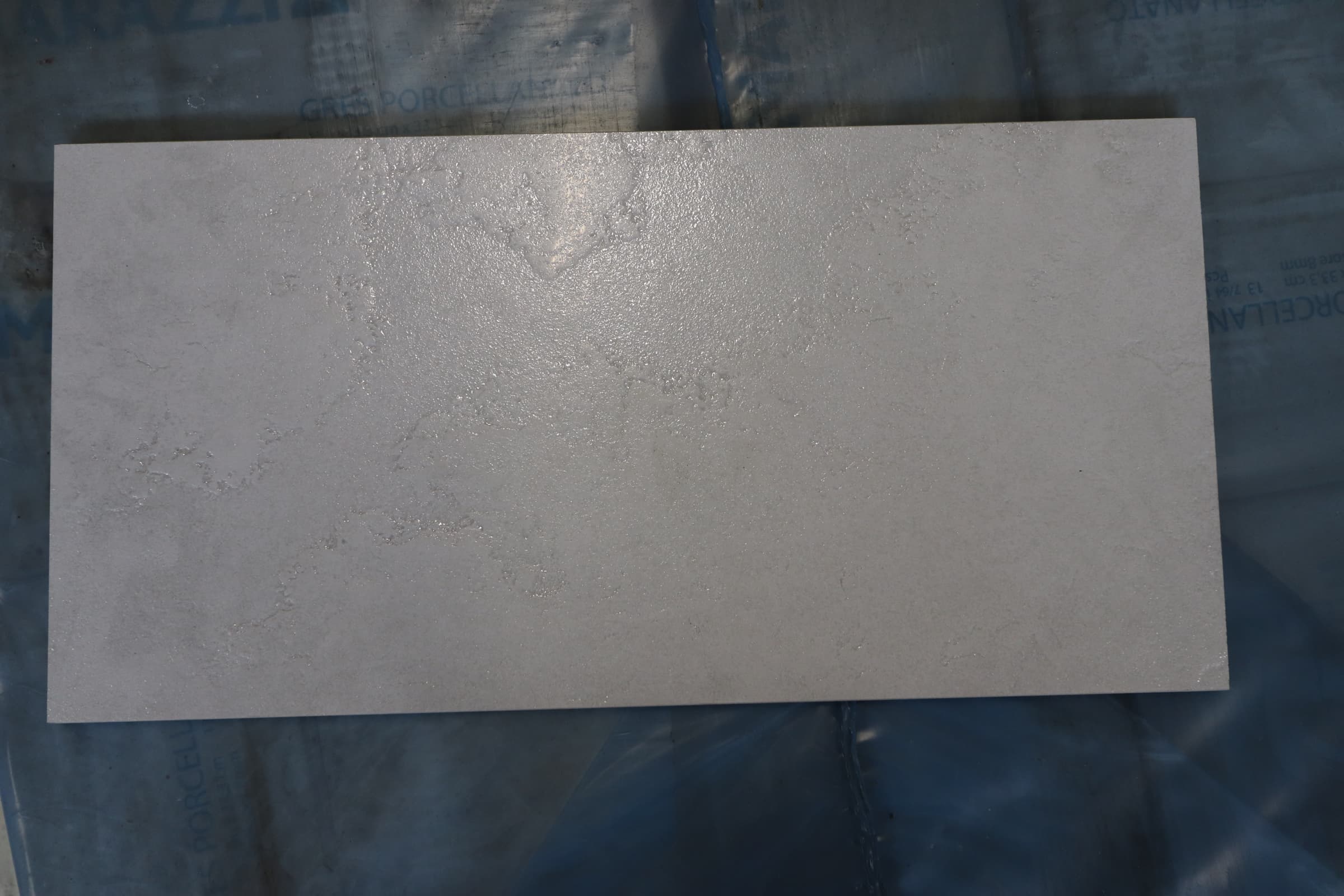 Glaseret flise  24,5x49cm hvid struktur - 1