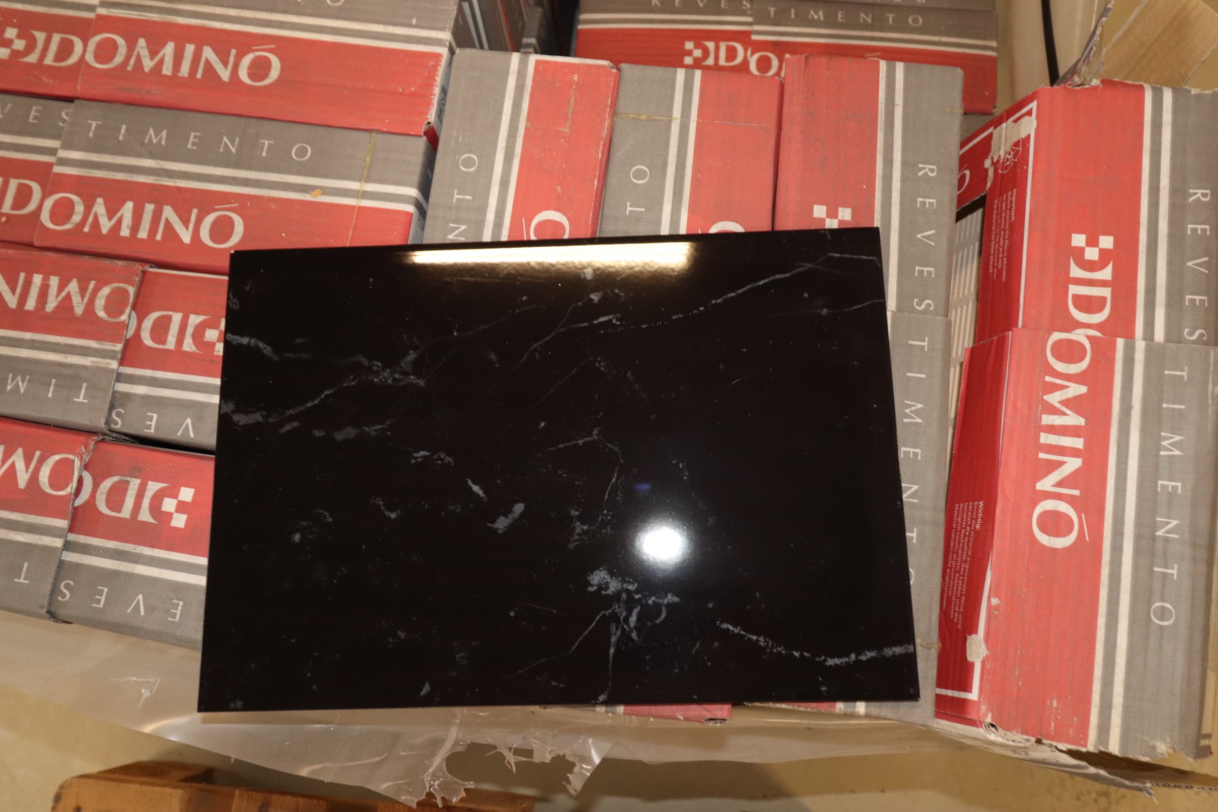 Glaseret væg flise med sort marmor look 25x36cm. - 1